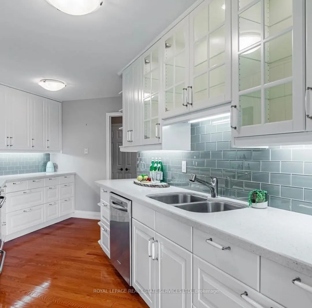 95 La Rose Avenue, #605