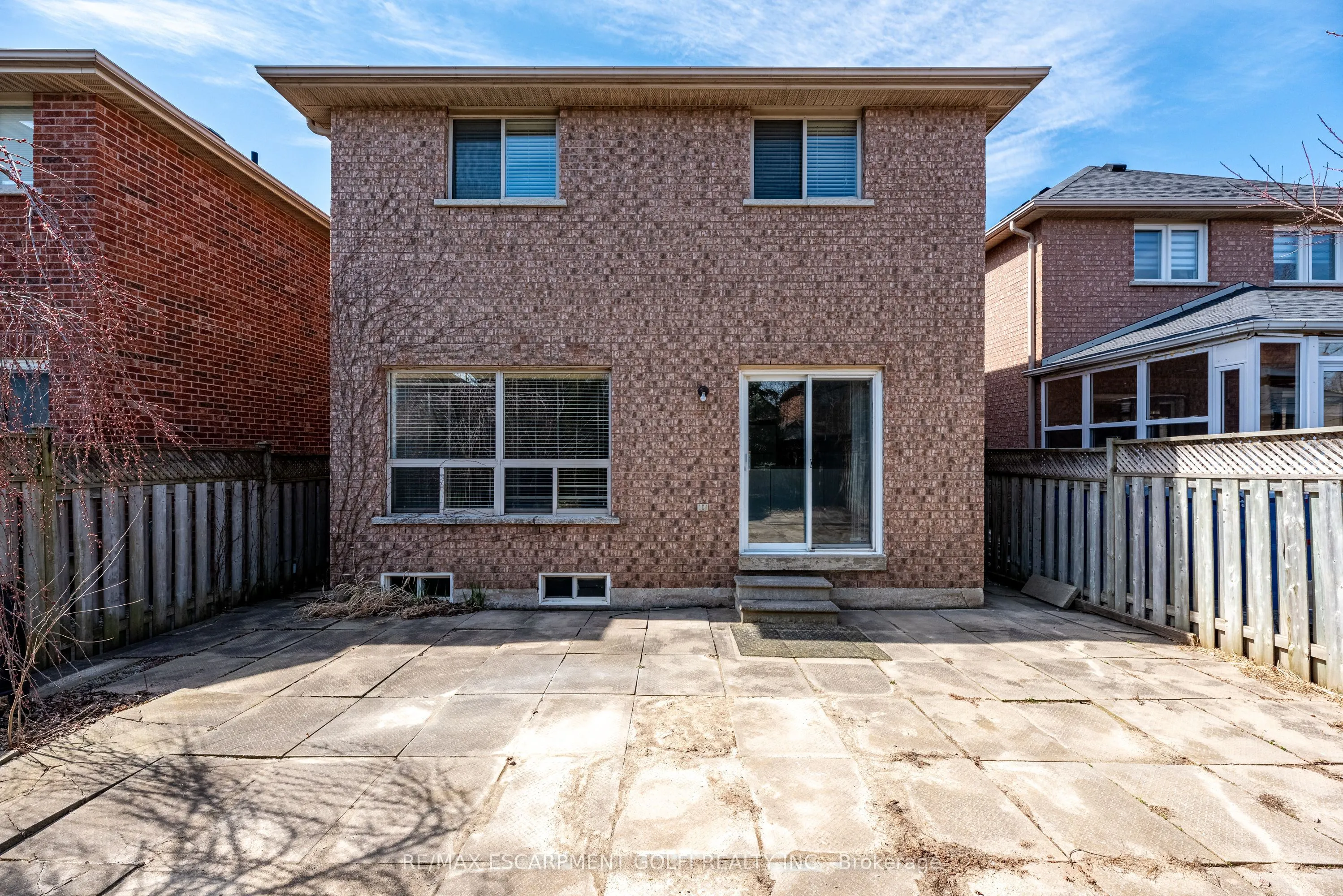 2529 Longridge Crescent