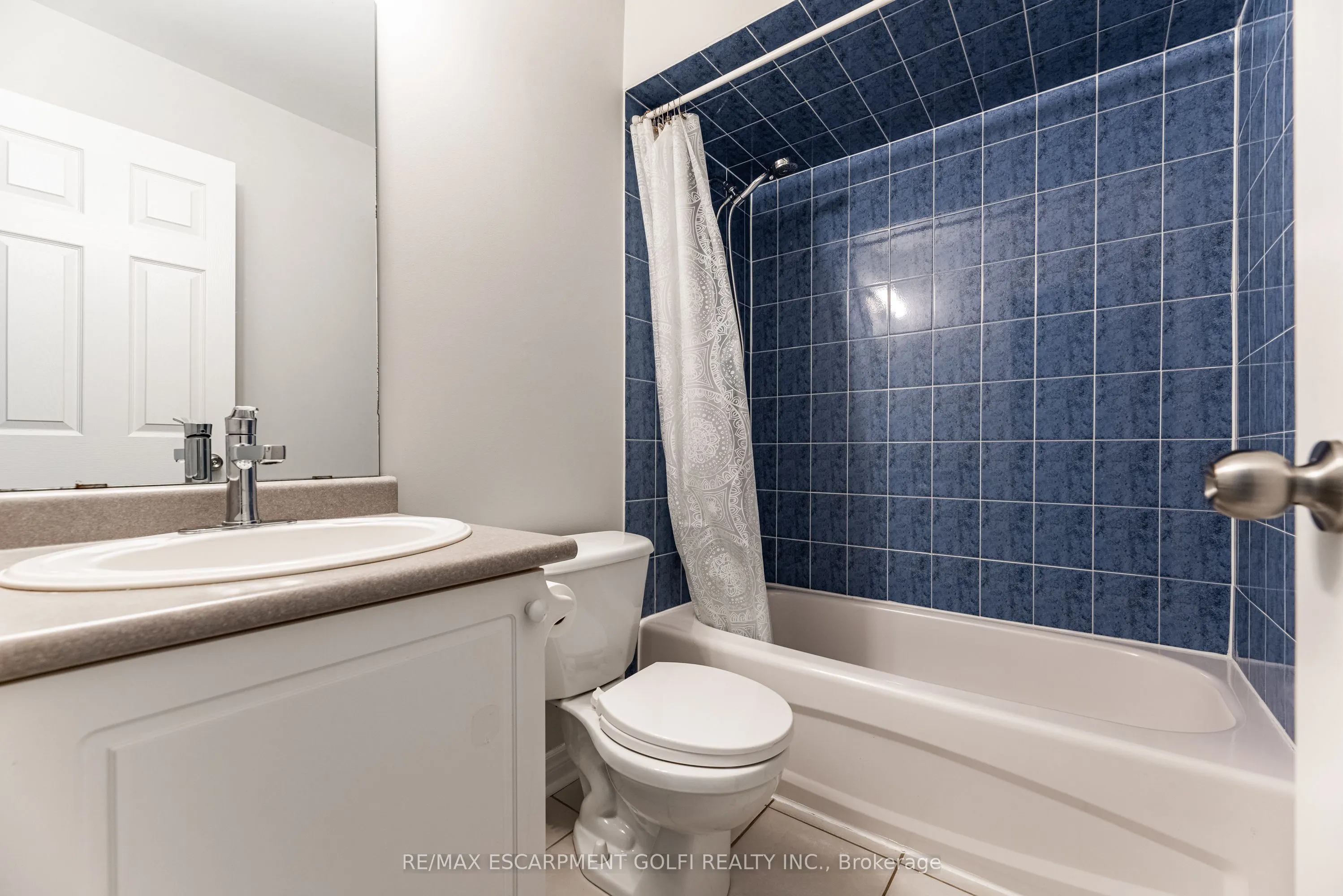 2529 Longridge Crescent