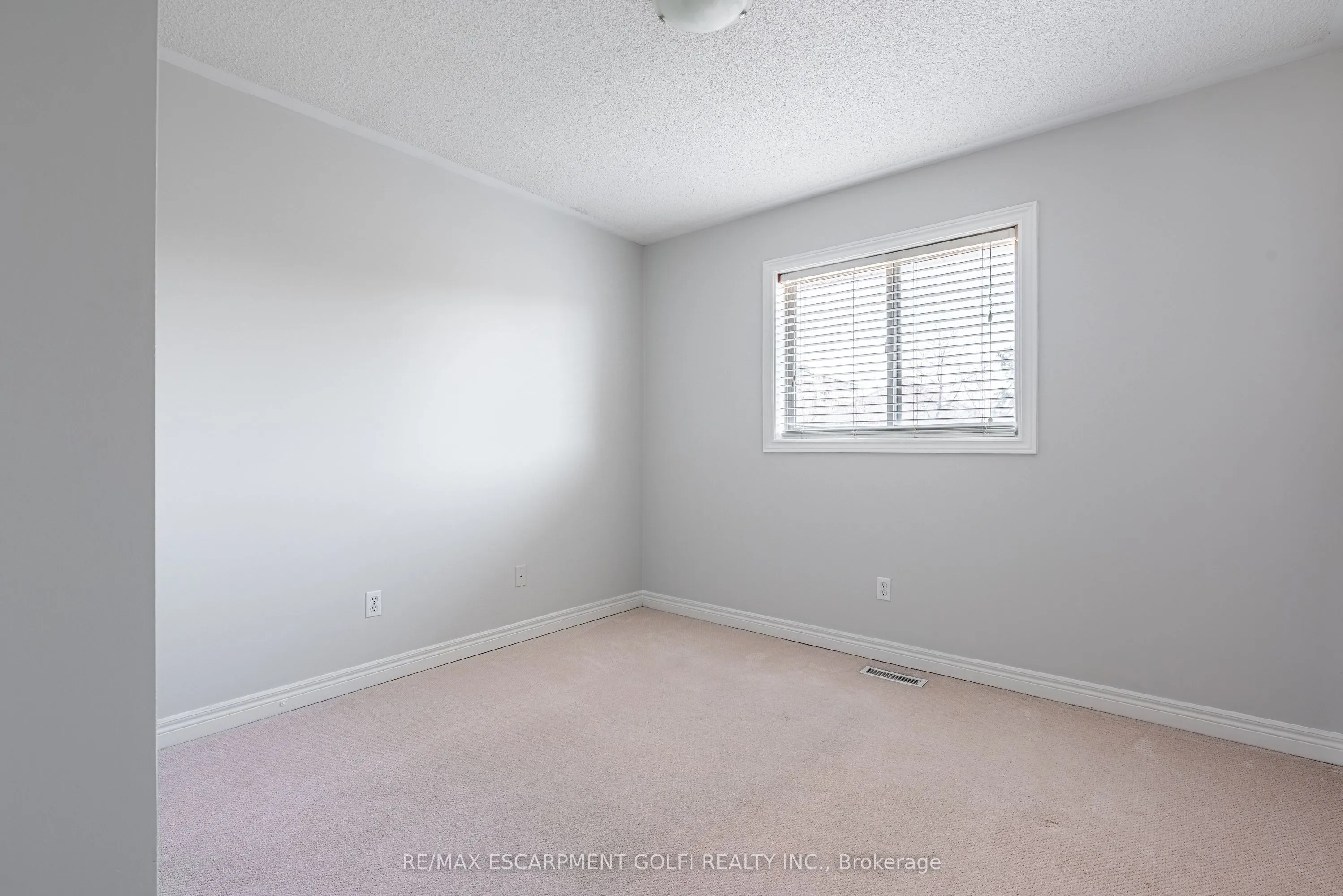 2529 Longridge Crescent
