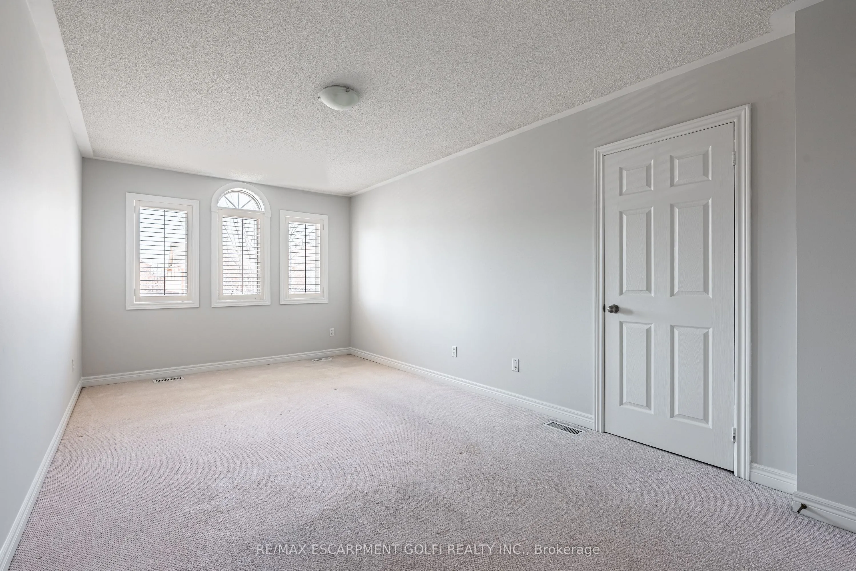 2529 Longridge Crescent
