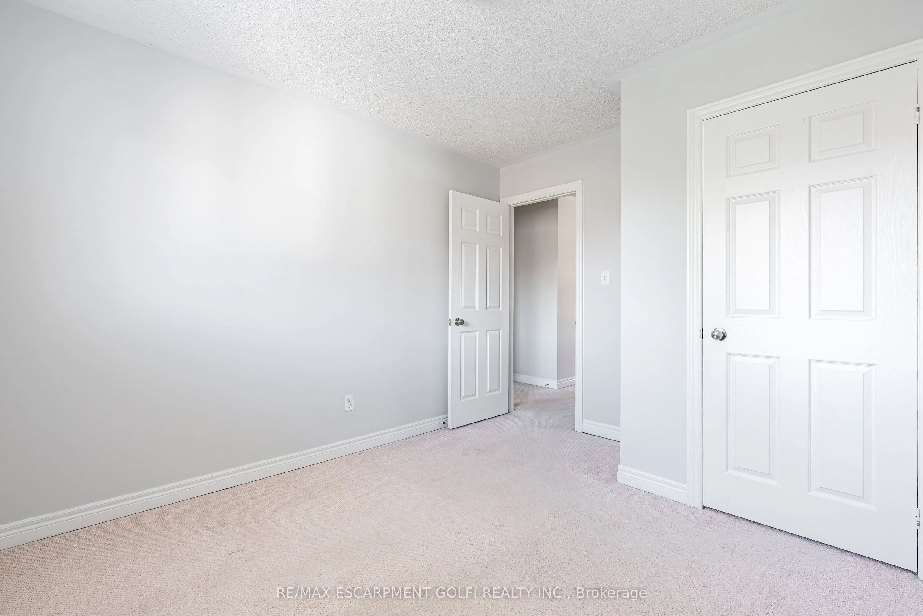 2529 Longridge Crescent