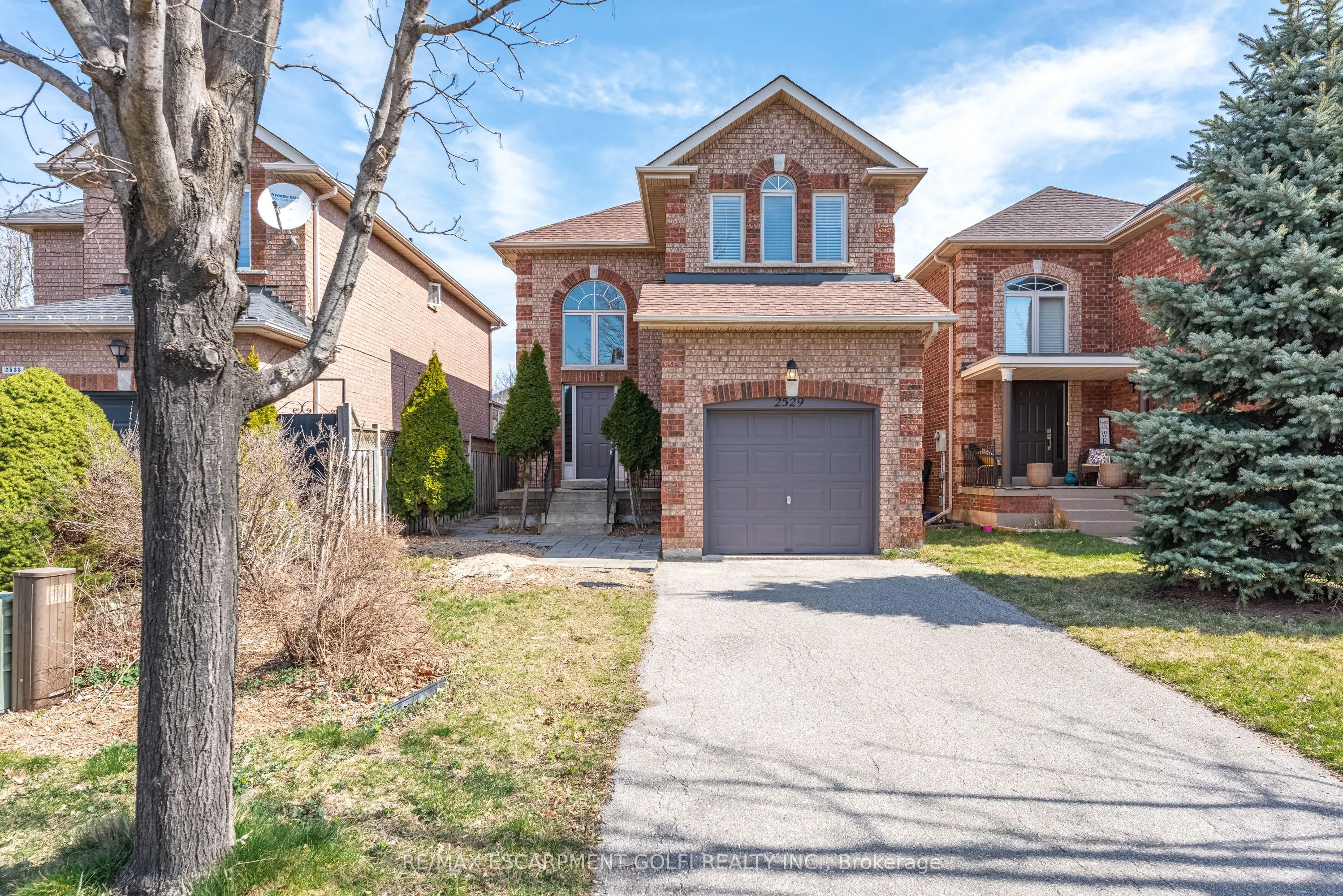 2529 Longridge Crescent