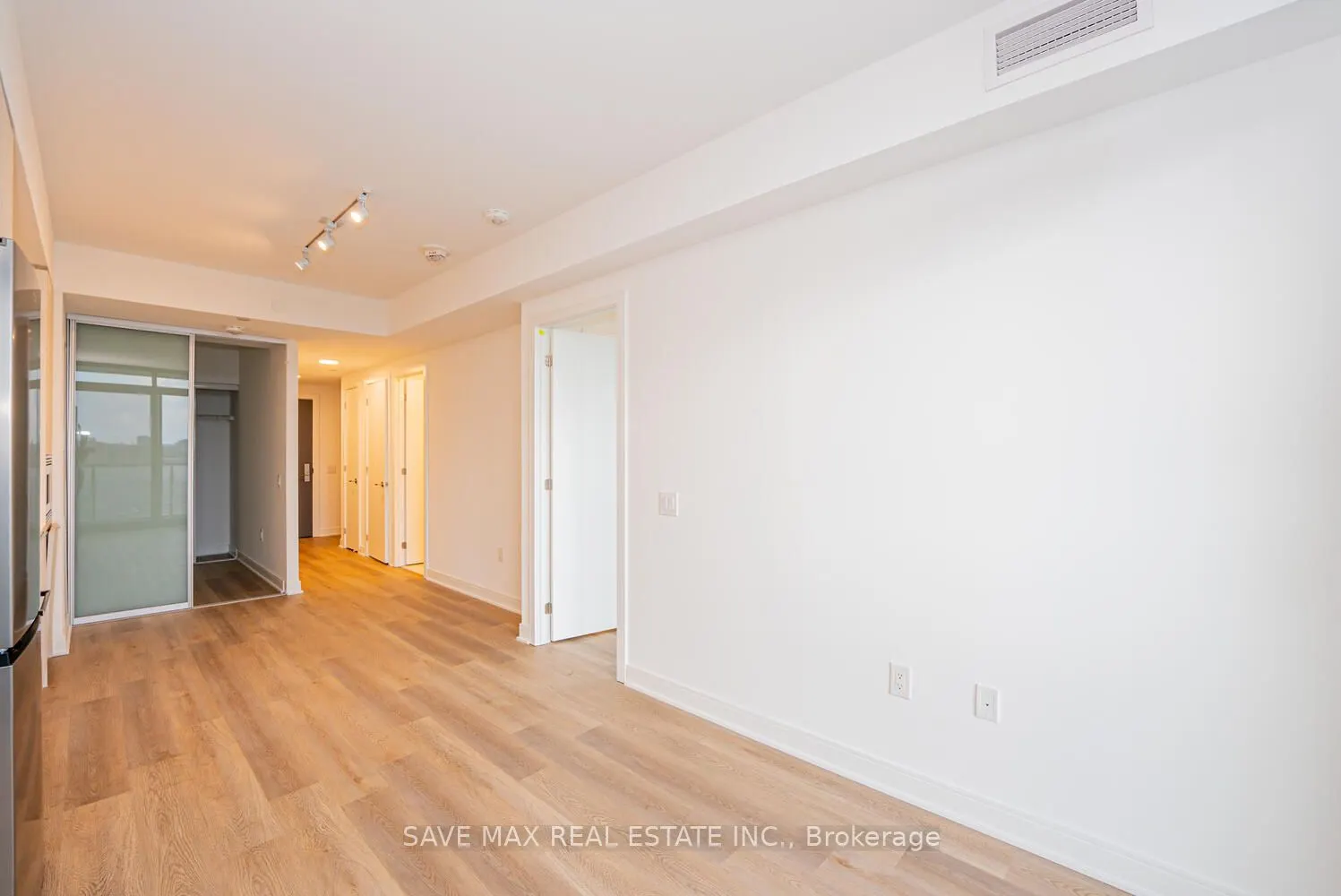 86 Dundas Street E, #916
