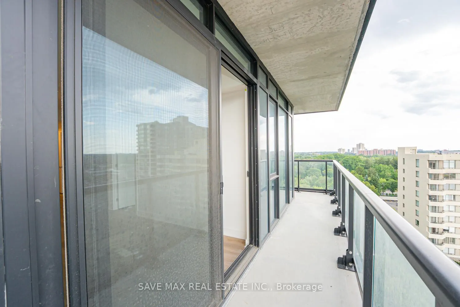86 Dundas Street E, #916