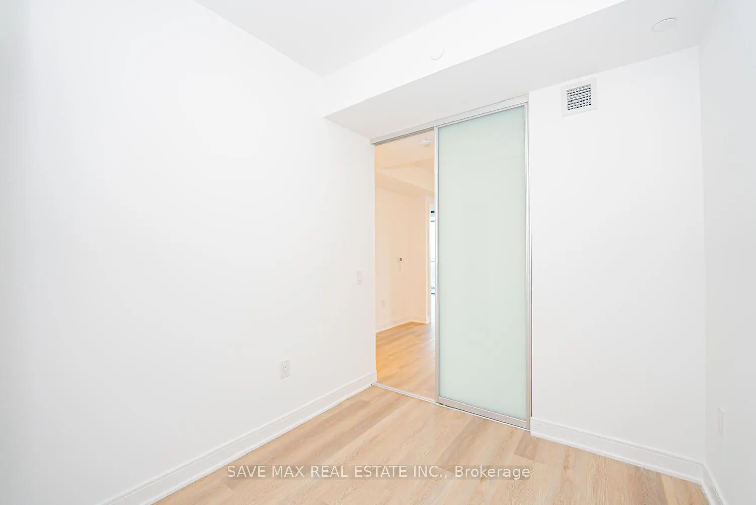 86 Dundas Street E, #916
