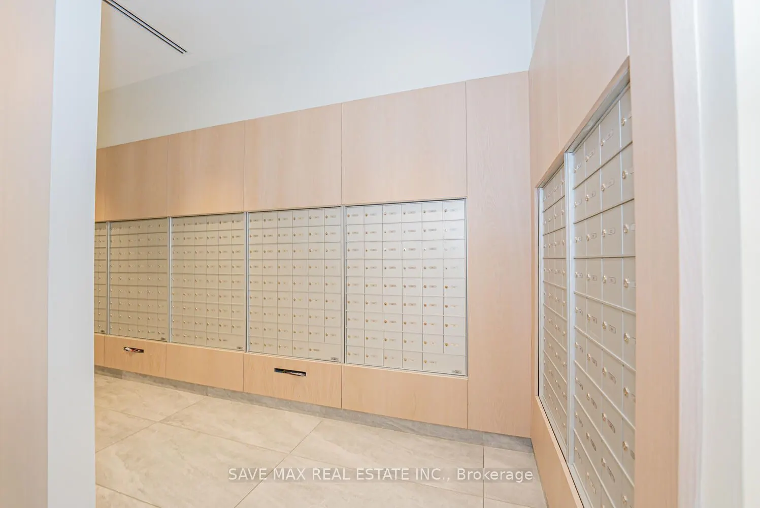86 Dundas Street E, #916