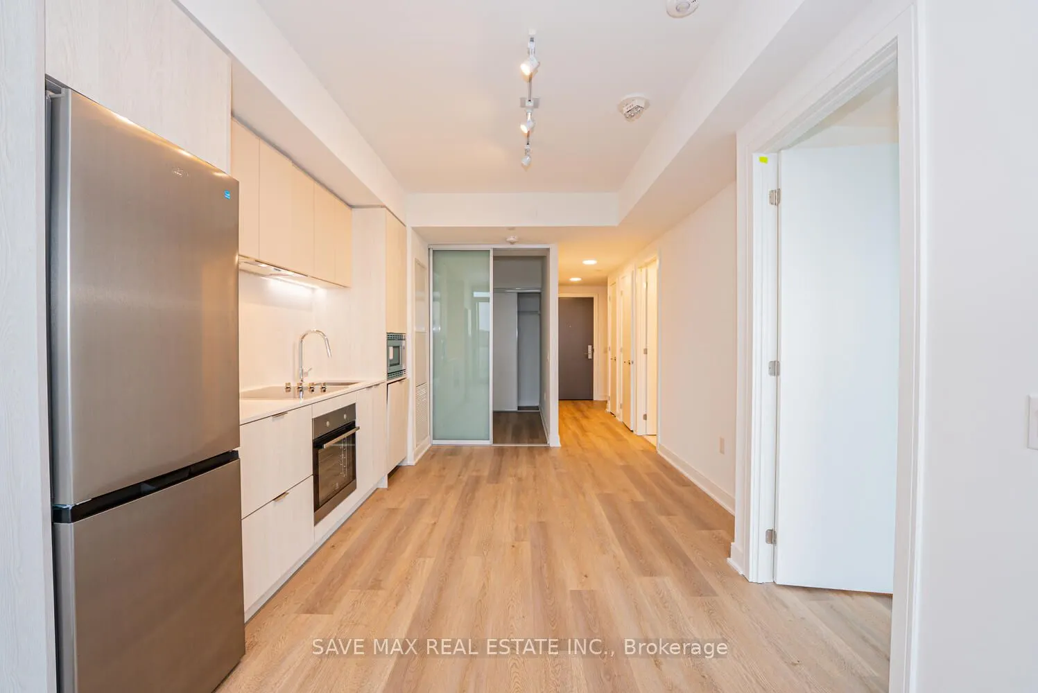 86 Dundas Street E, #916