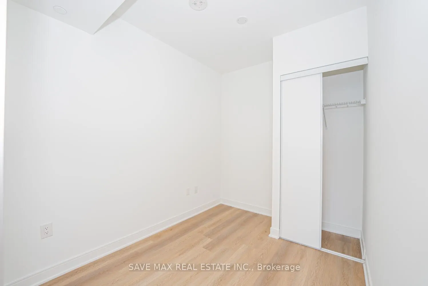 86 Dundas Street E, #916