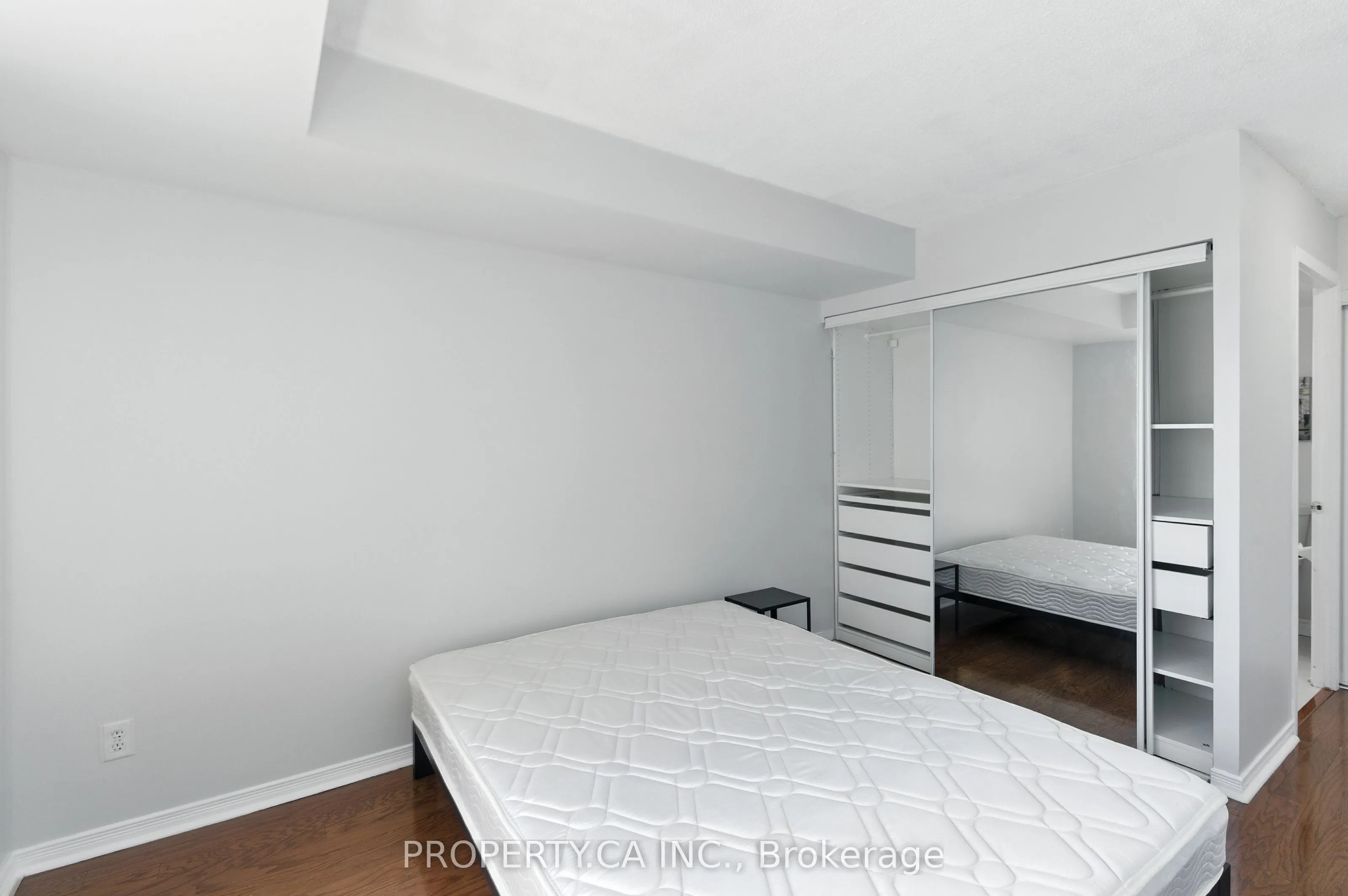 2585 Erin Centre Boulevard, #607