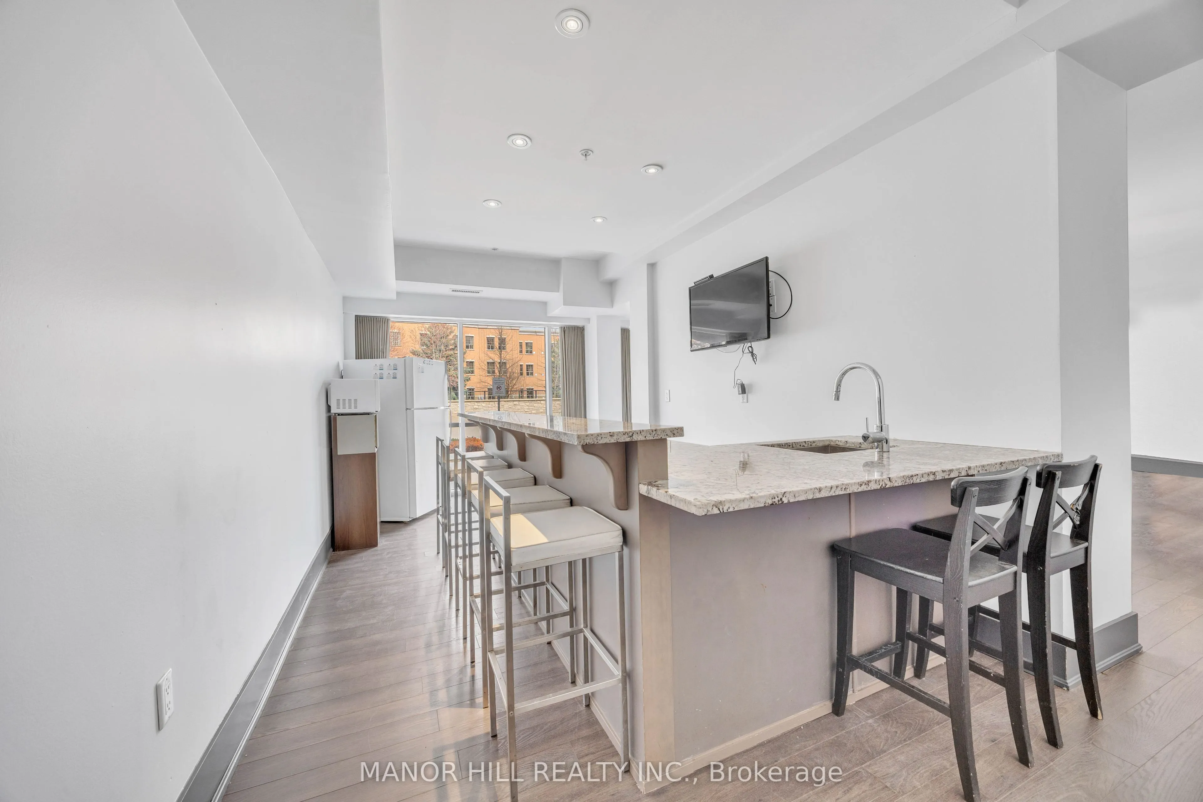 570 Lolita Gardens N, #330