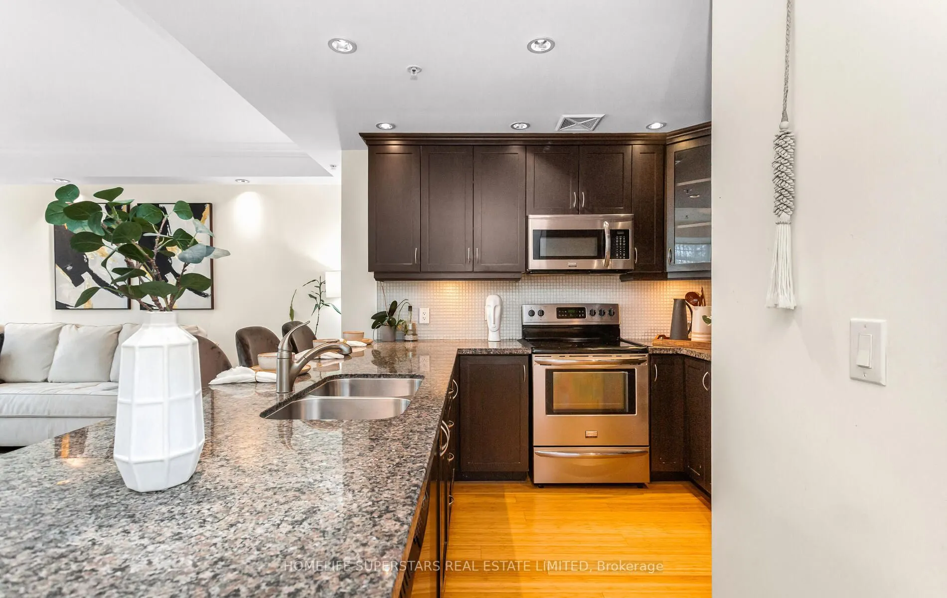 205 Lakeshore Road W, #302