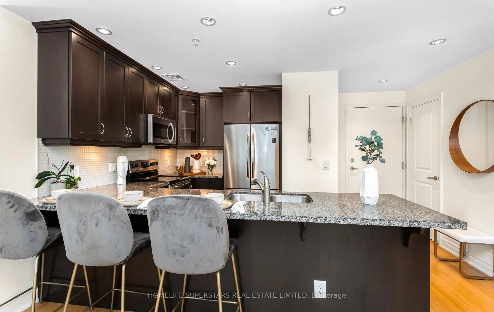 205 Lakeshore Road W, #302