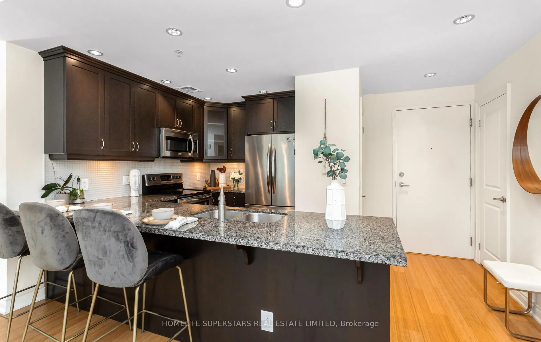 205 Lakeshore Road W, #302