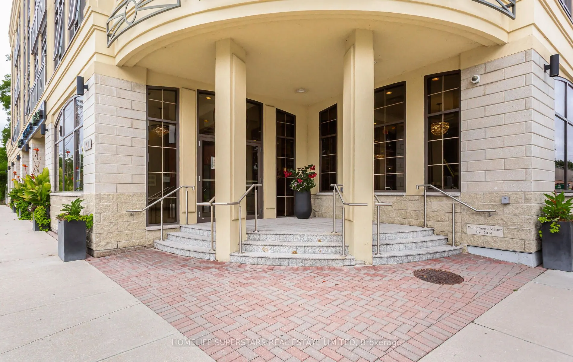 205 Lakeshore Road W, #302