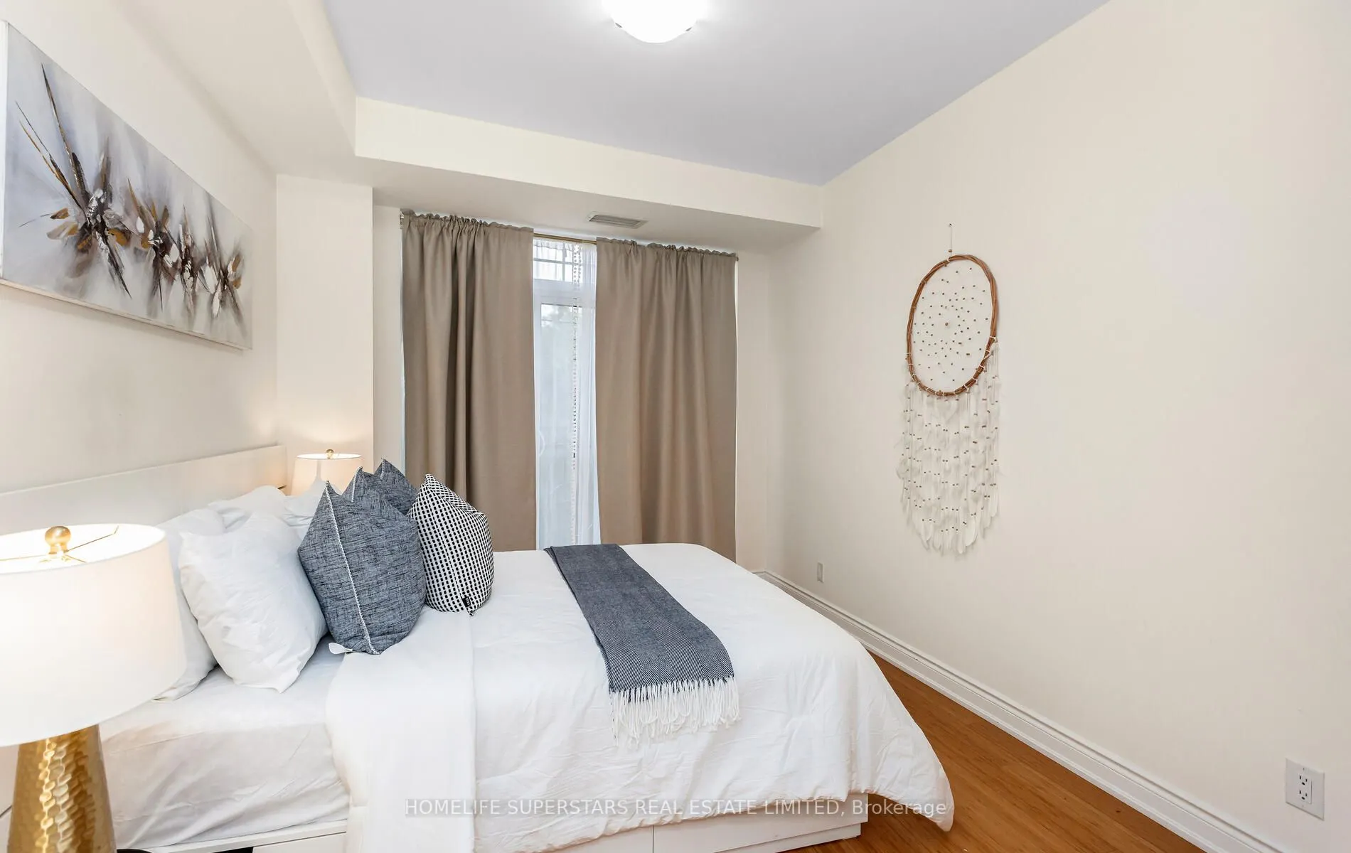 205 Lakeshore Road W, #302