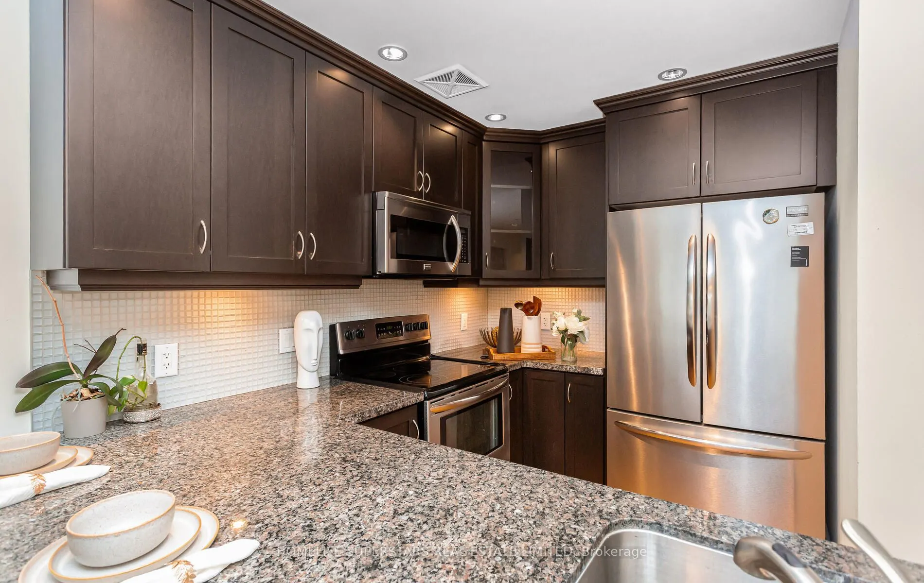 205 Lakeshore Road W, #302