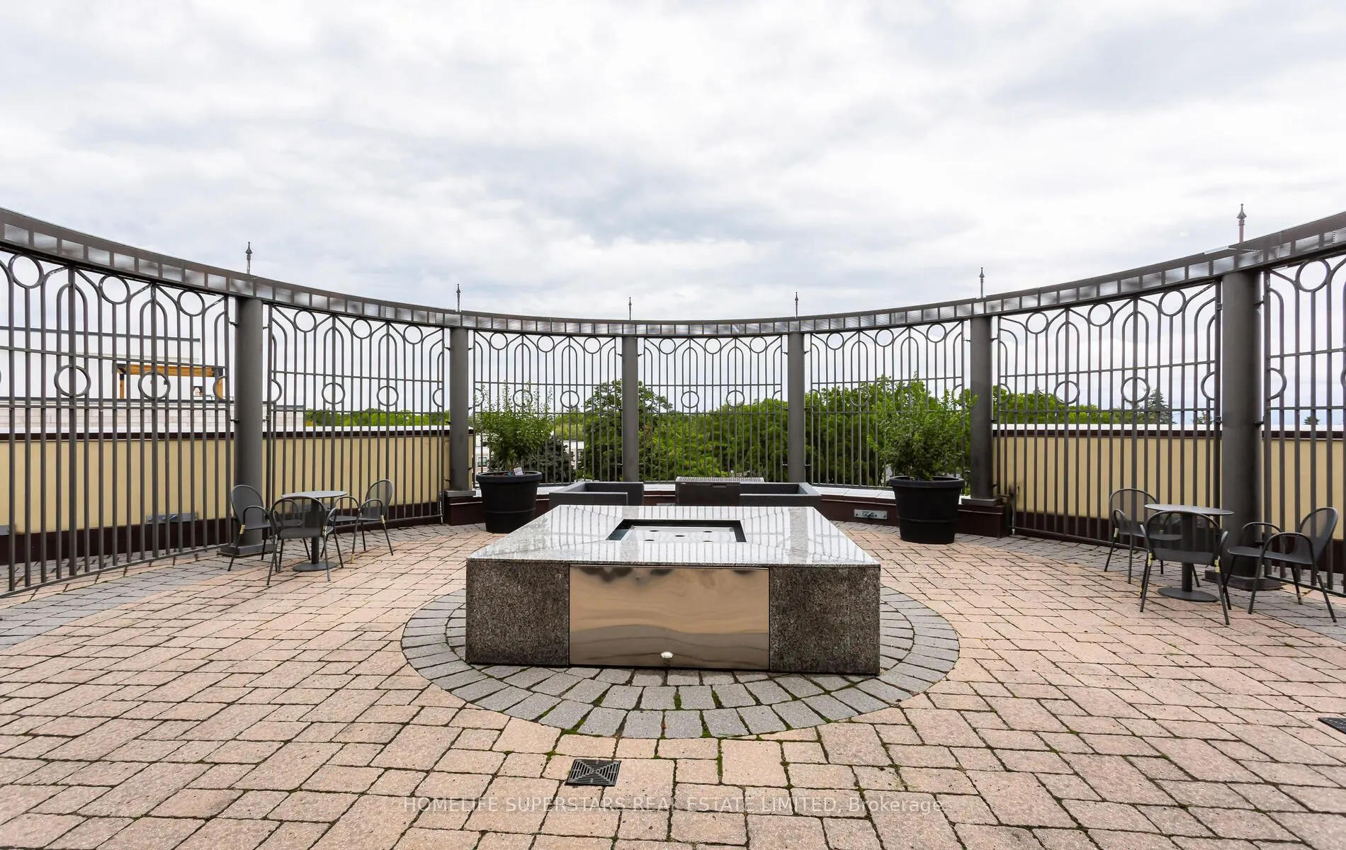 205 Lakeshore Road W, #302