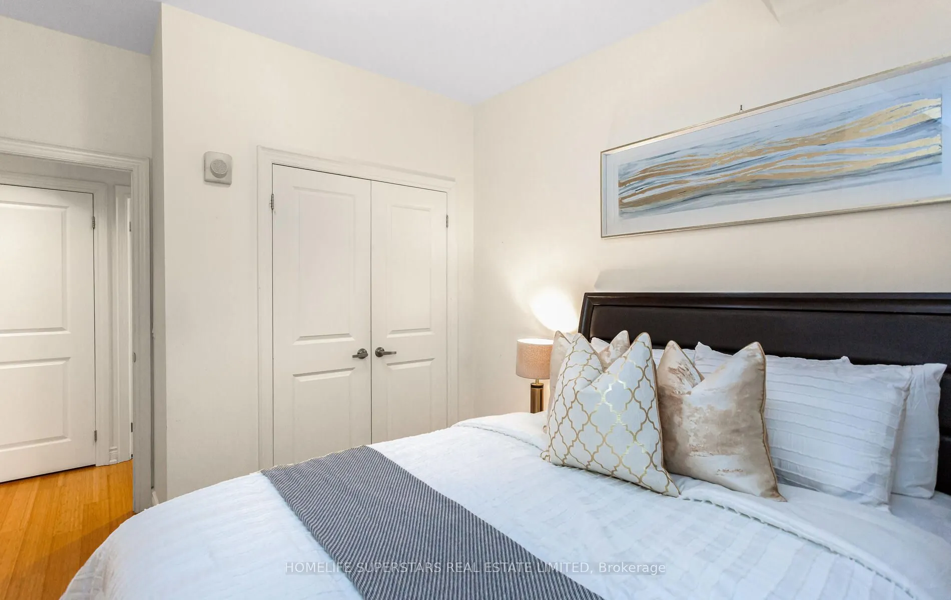 205 Lakeshore Road W, #302