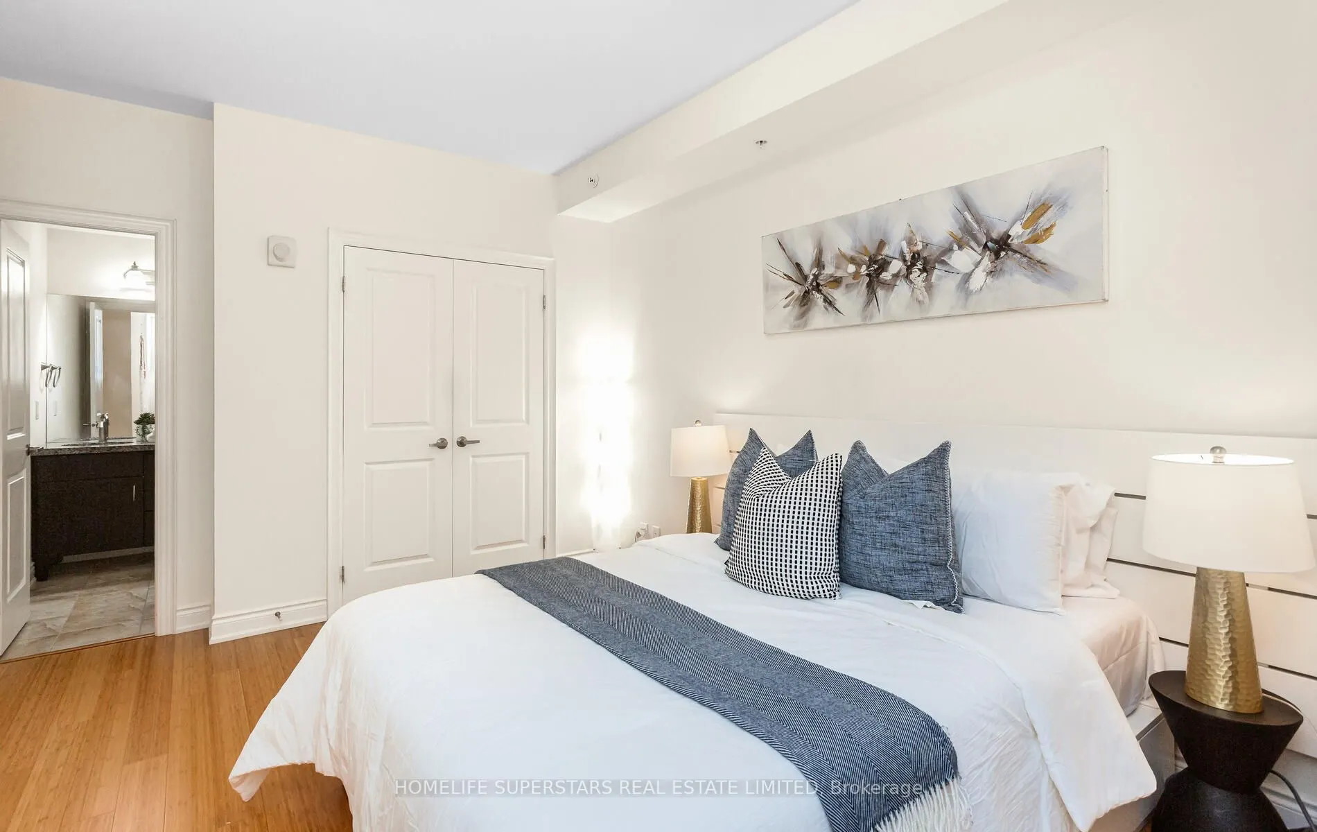 205 Lakeshore Road W, #302
