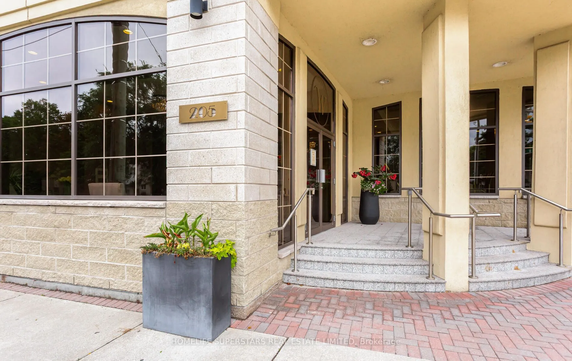 205 Lakeshore Road W, #302