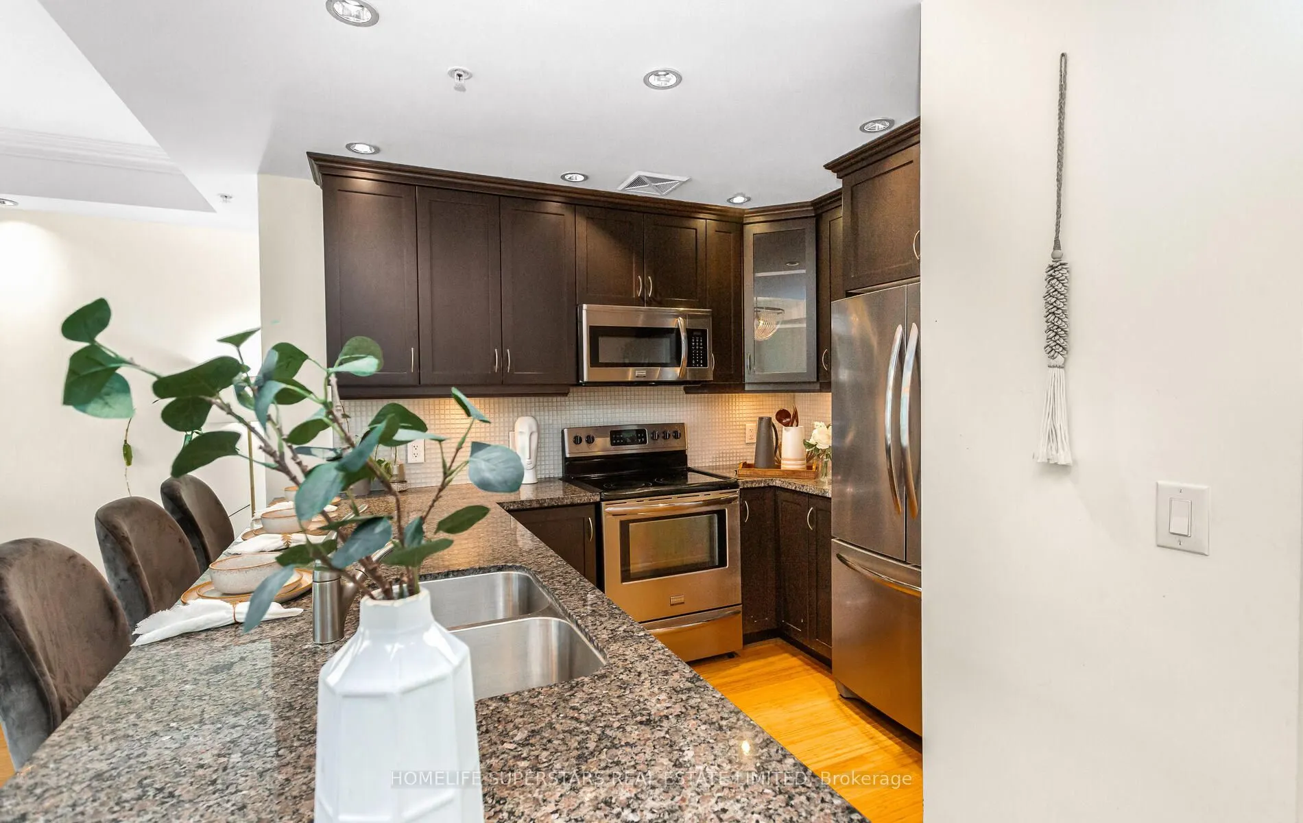 205 Lakeshore Road W, #302
