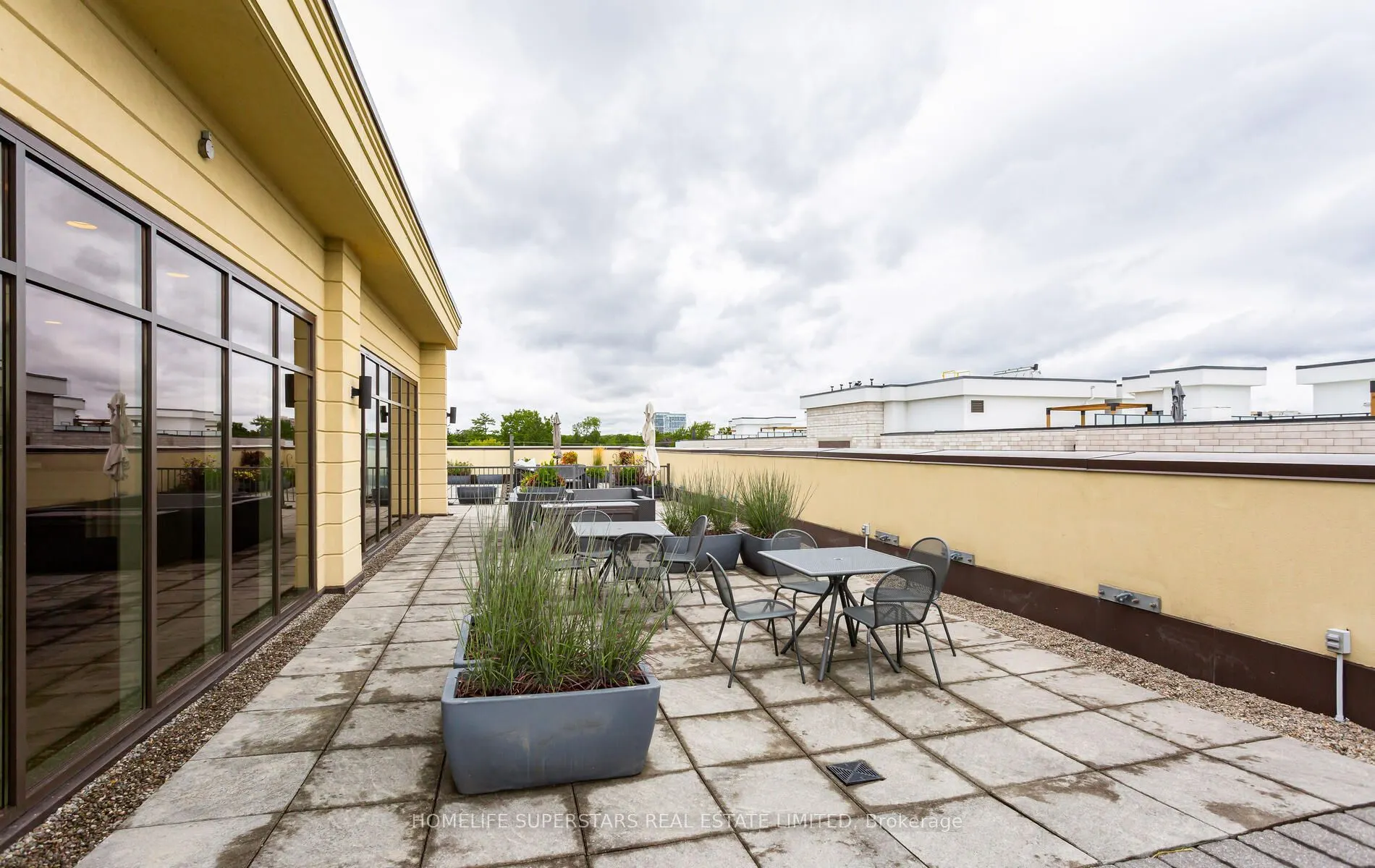 205 Lakeshore Road W, #302