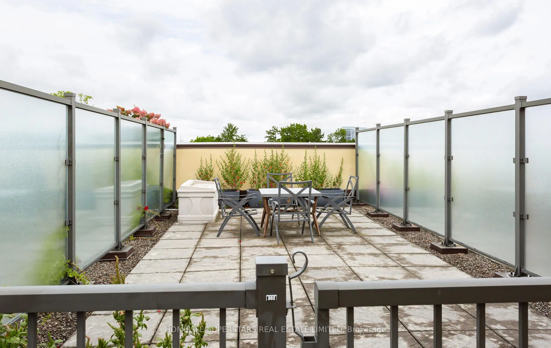 205 Lakeshore Road W, #302