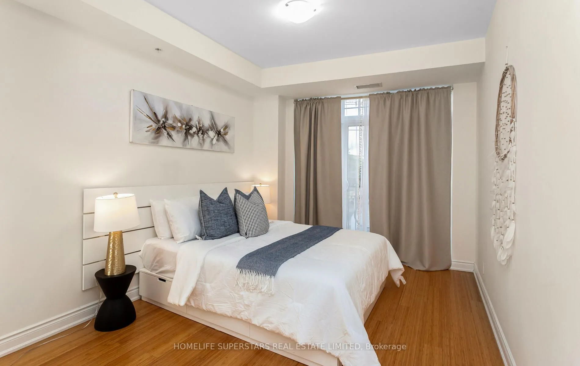 205 Lakeshore Road W, #302