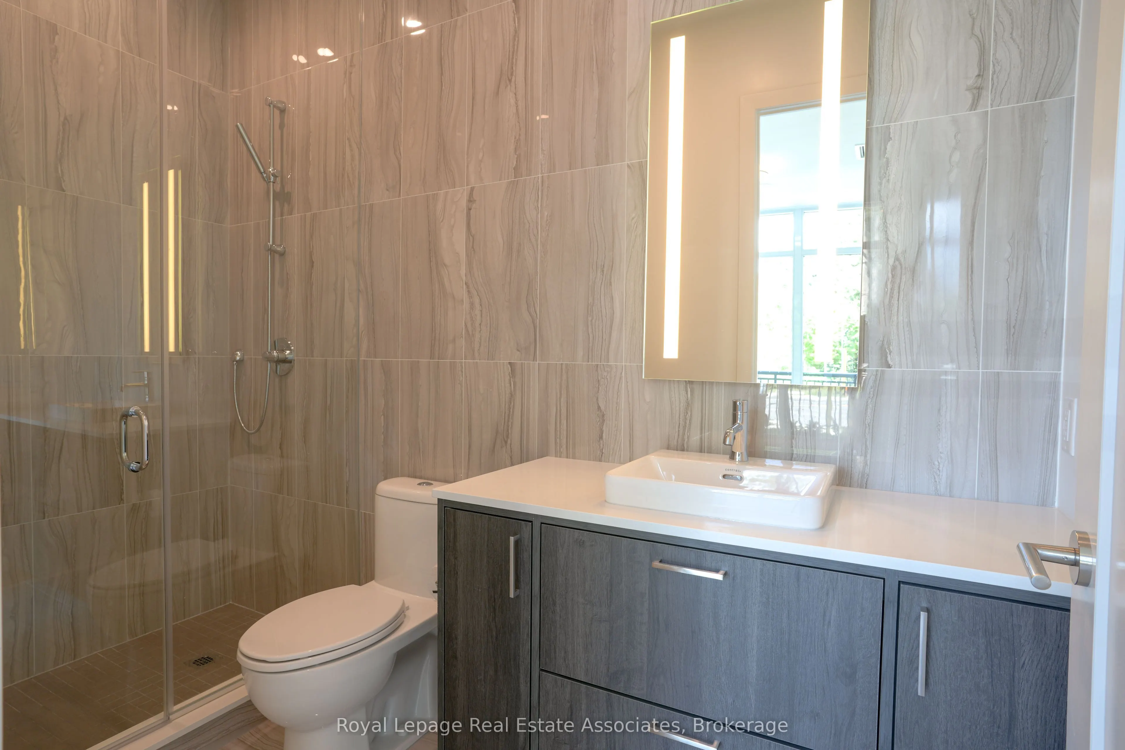 255 The Kingsway, #105