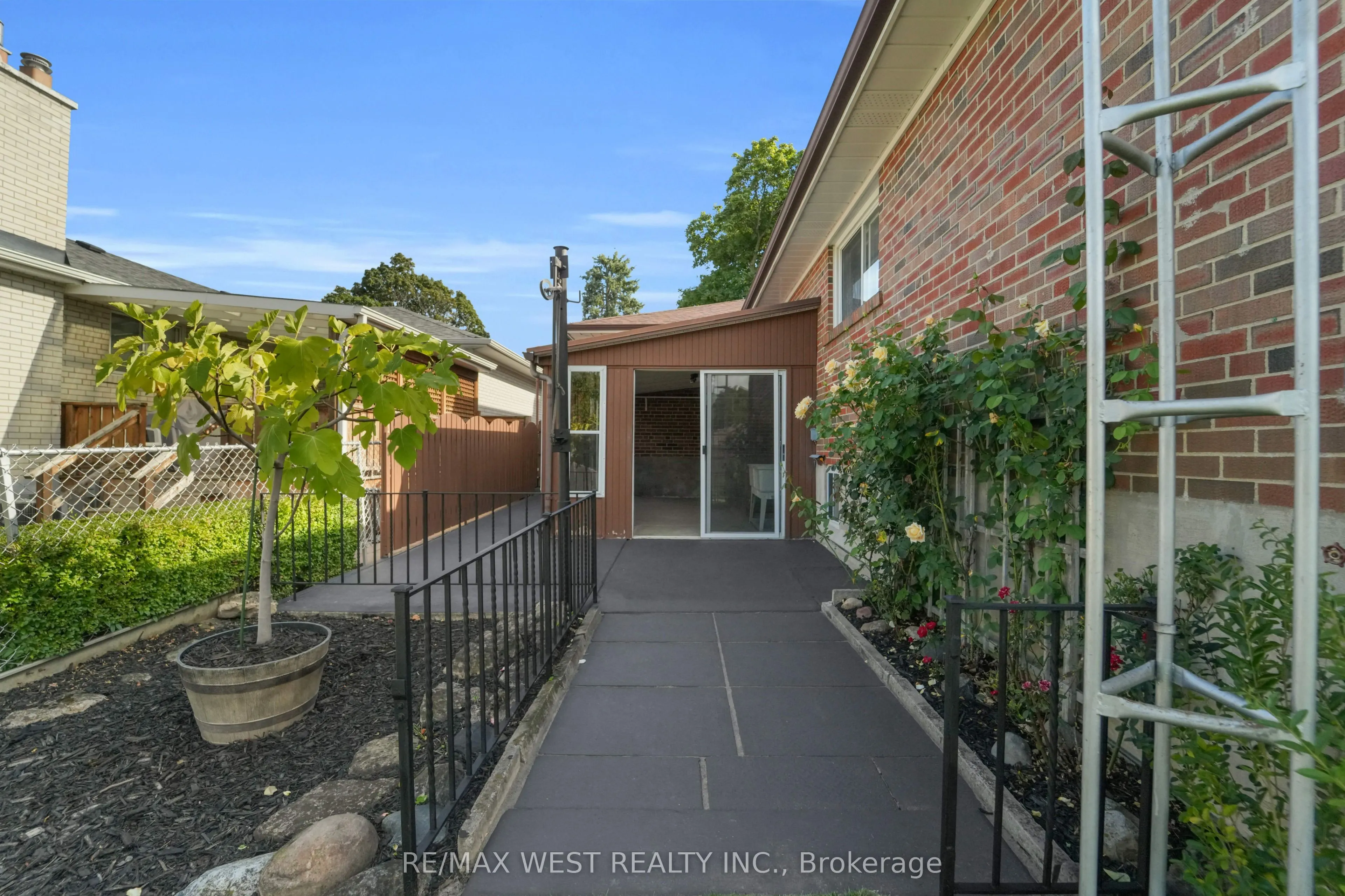 304 La Rose Avenue