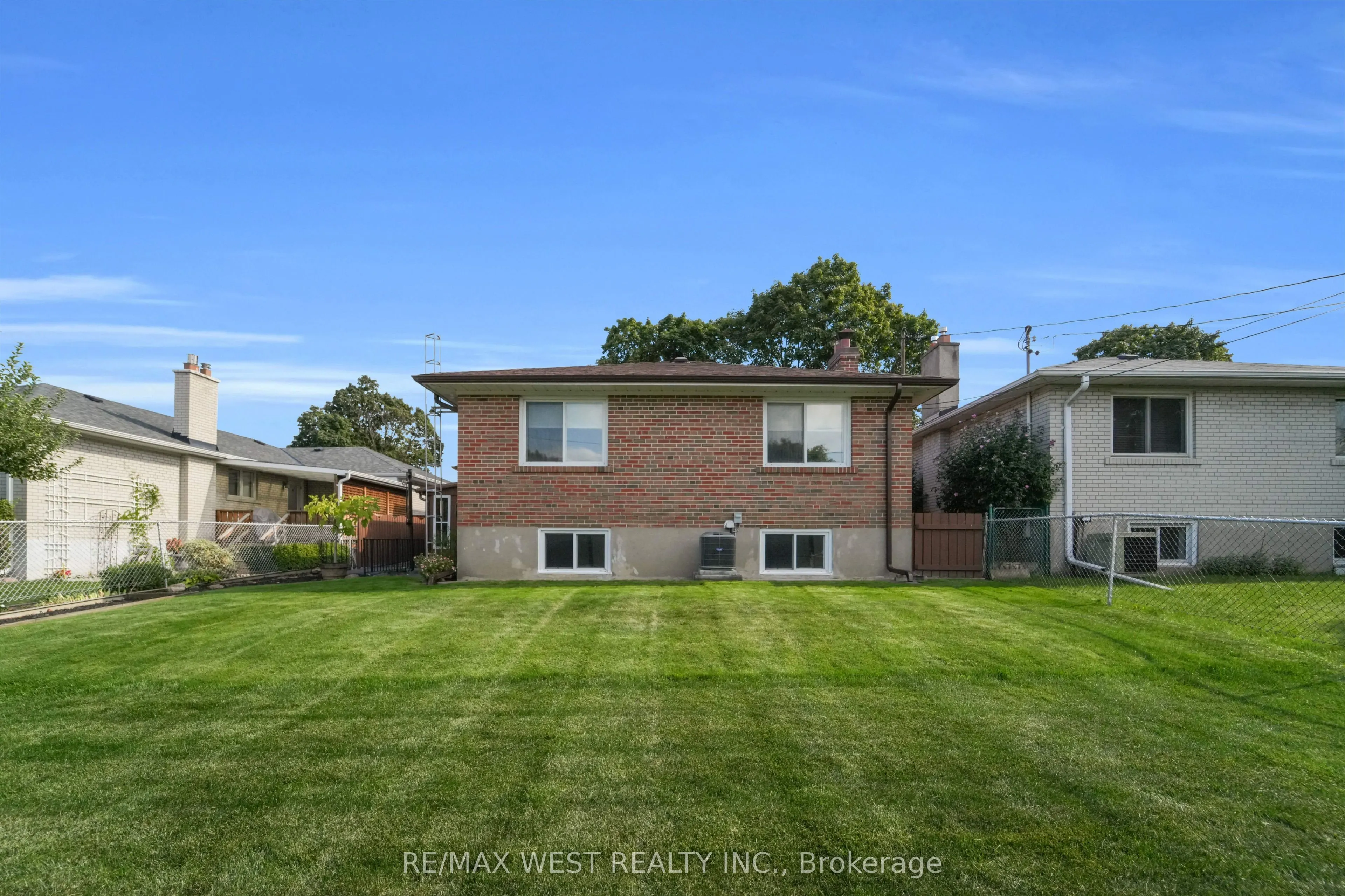 304 La Rose Avenue