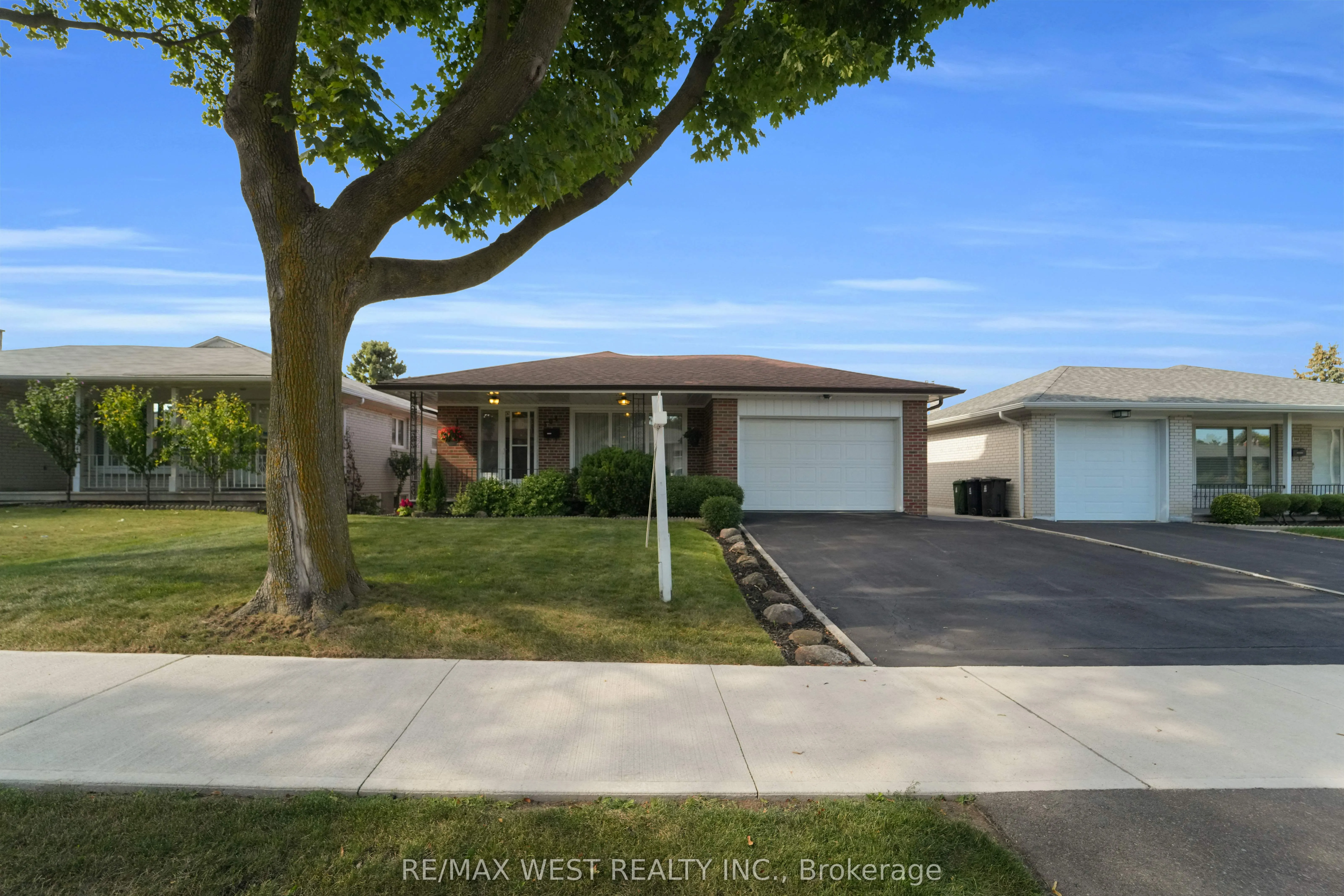 304 La Rose Avenue
