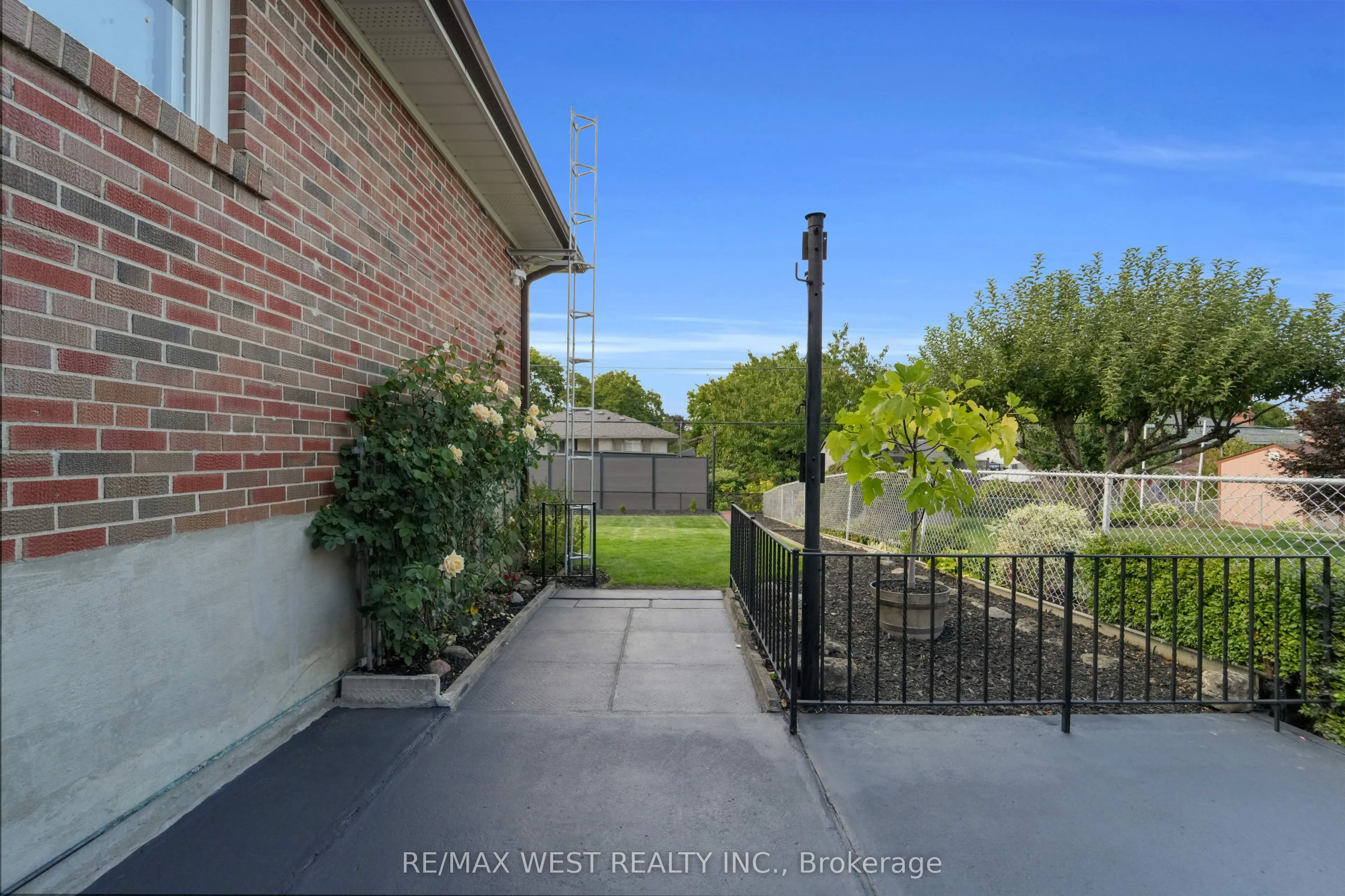 304 La Rose Avenue