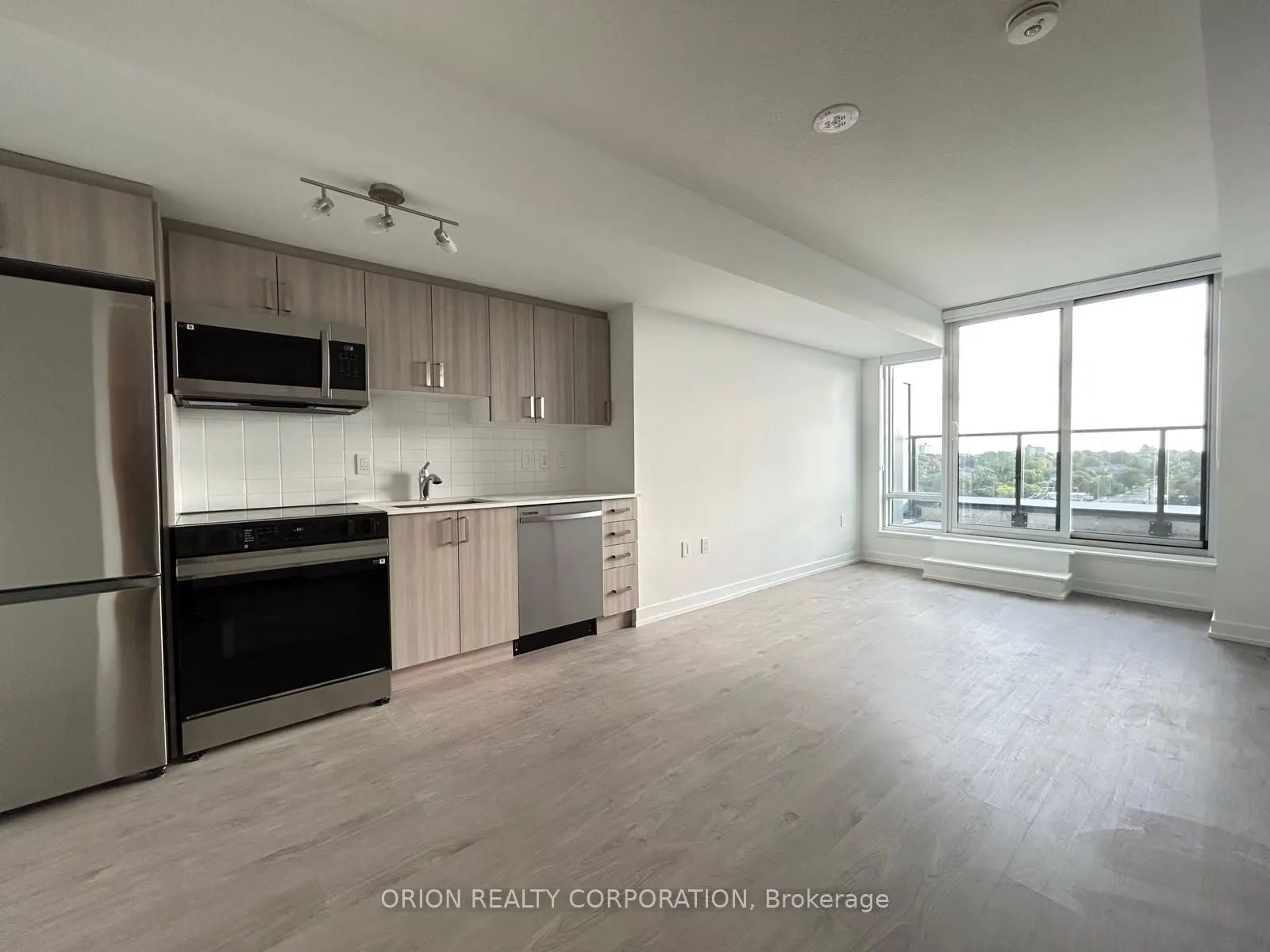 556 Marlee Avenue, #815