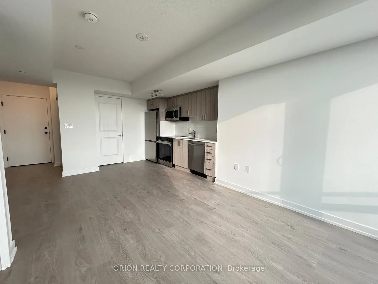 556 Marlee Avenue, #815