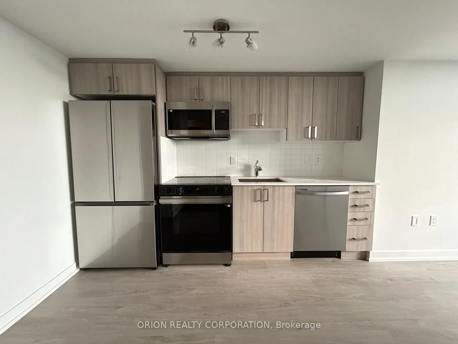556 Marlee Avenue, #815