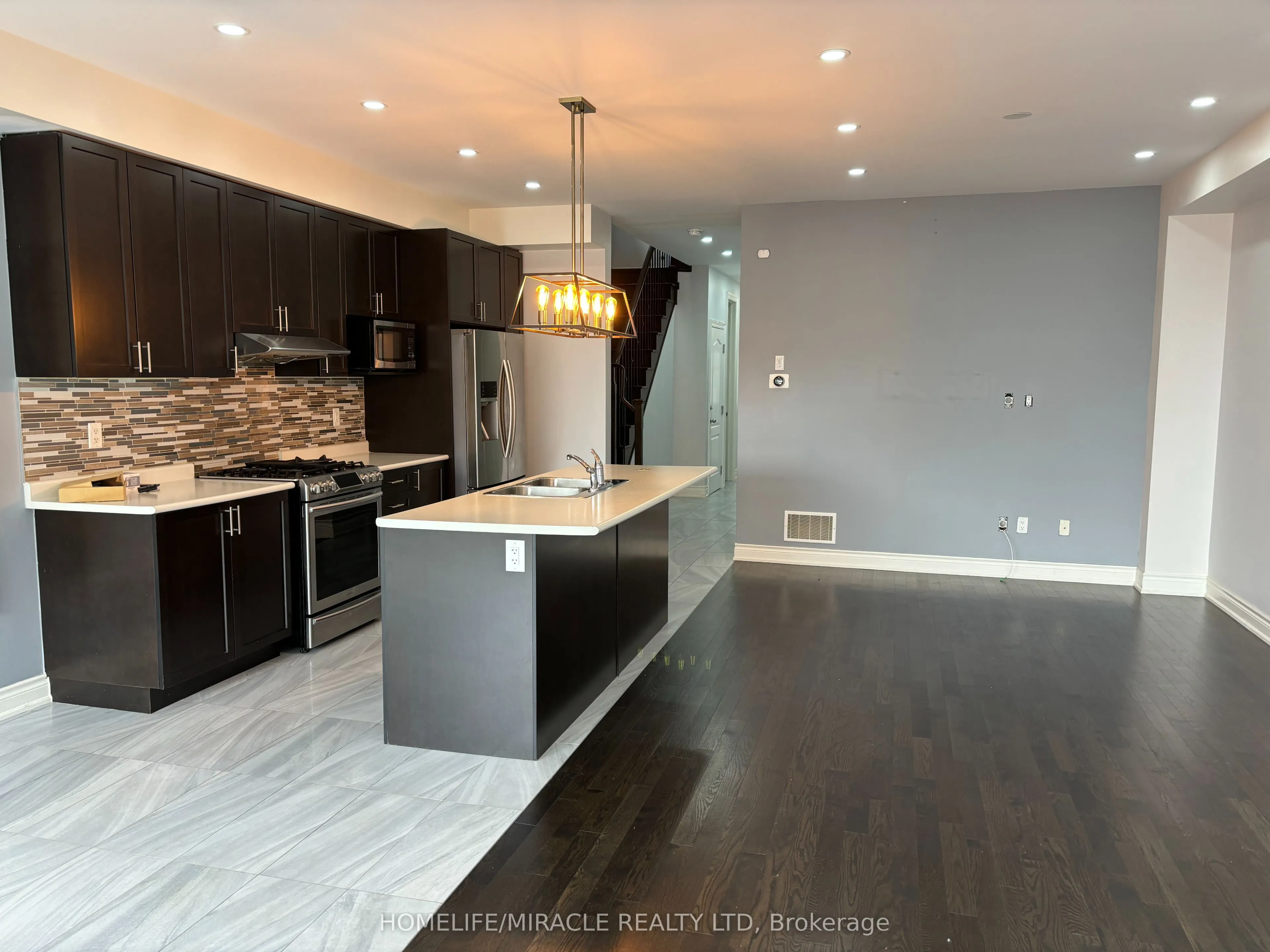 12 Gruenwald Gate, #Main