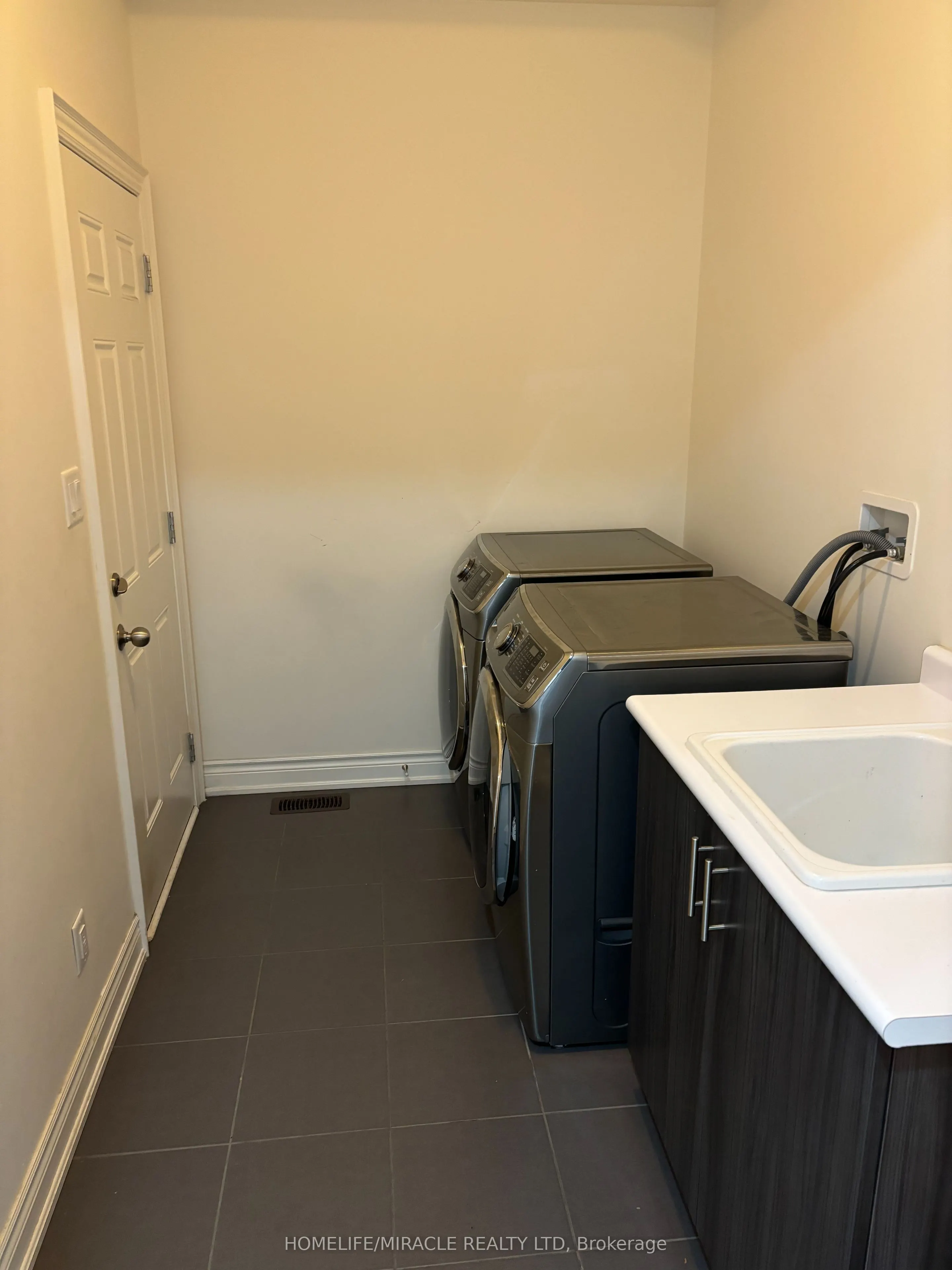 12 Gruenwald Gate, #Main