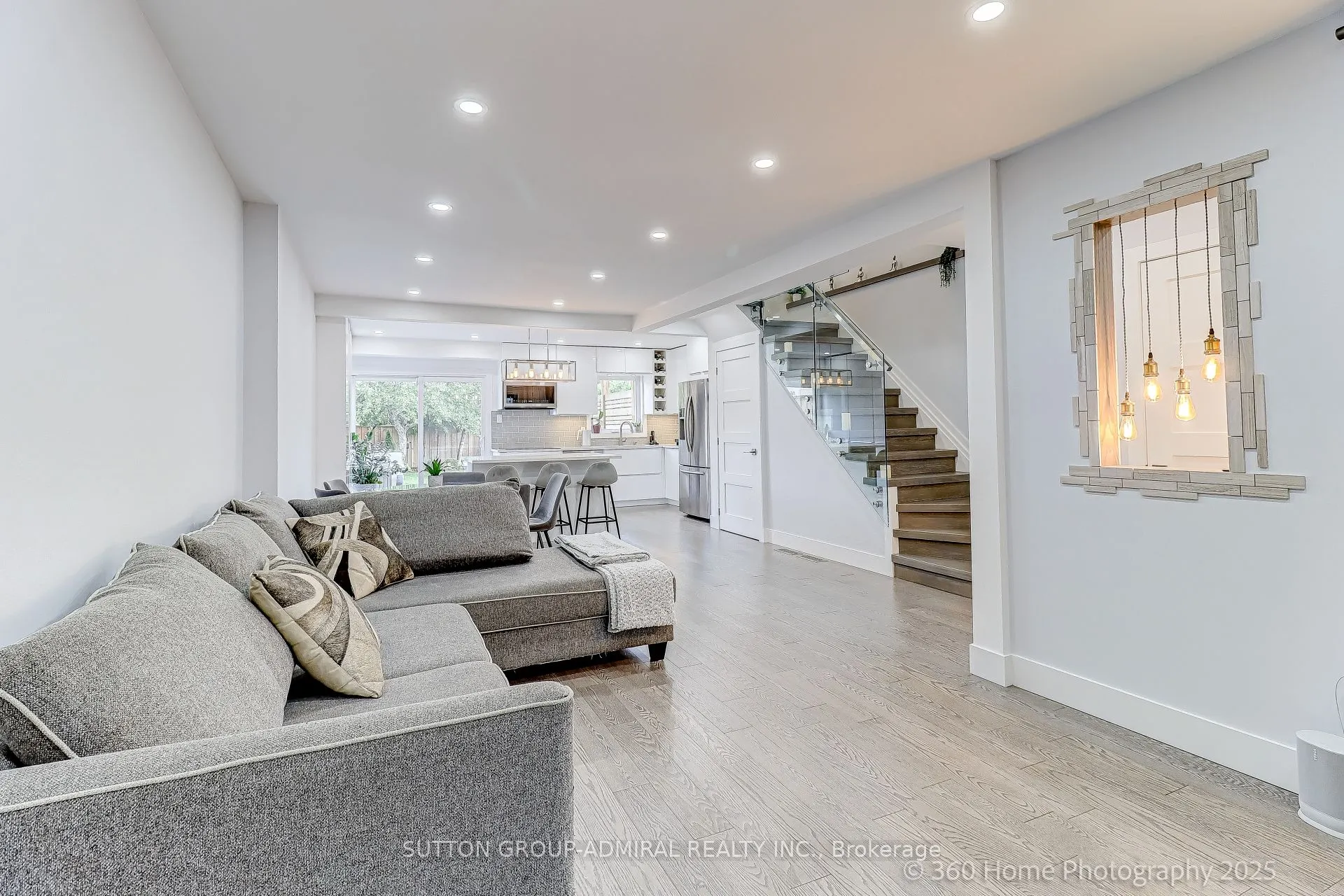 709 Greycedar Crescent