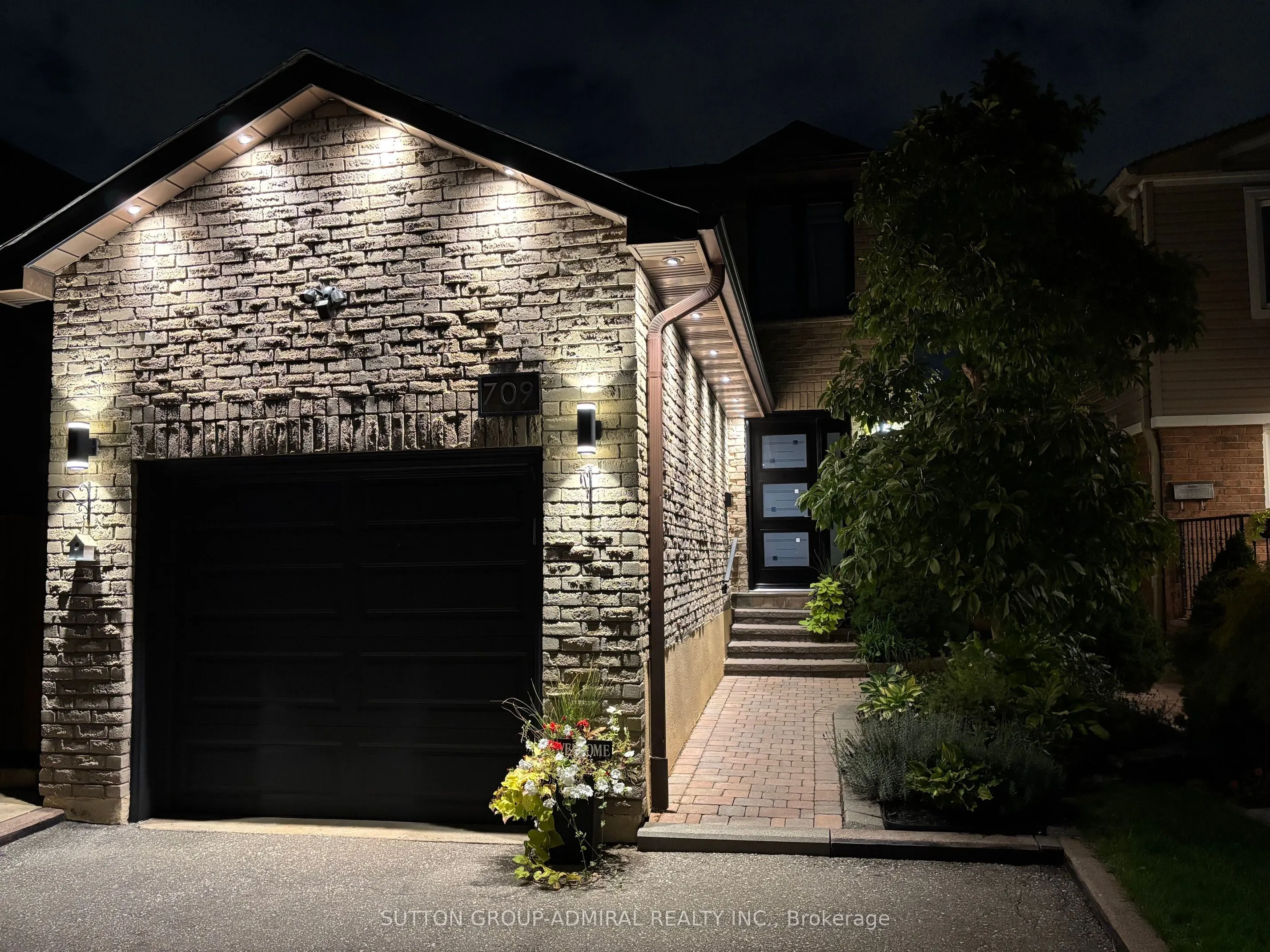 709 Greycedar Crescent
