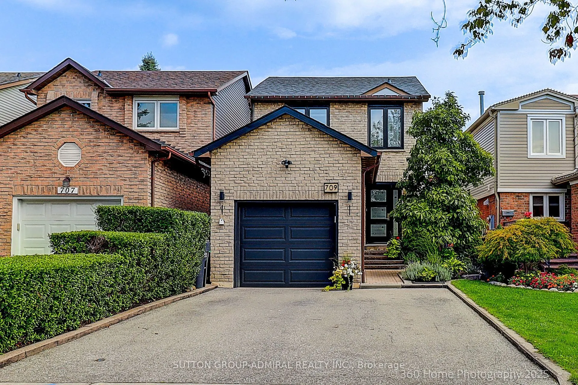 709 Greycedar Crescent