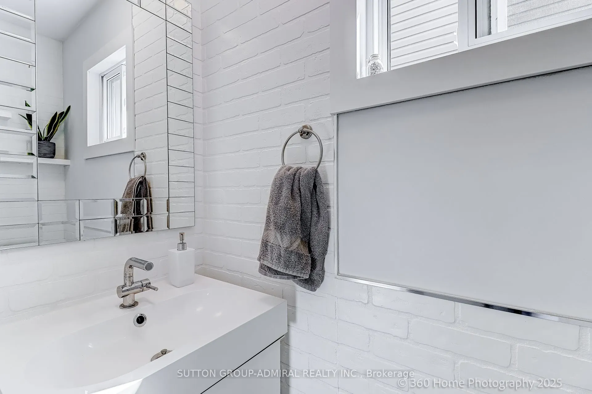 709 Greycedar Crescent