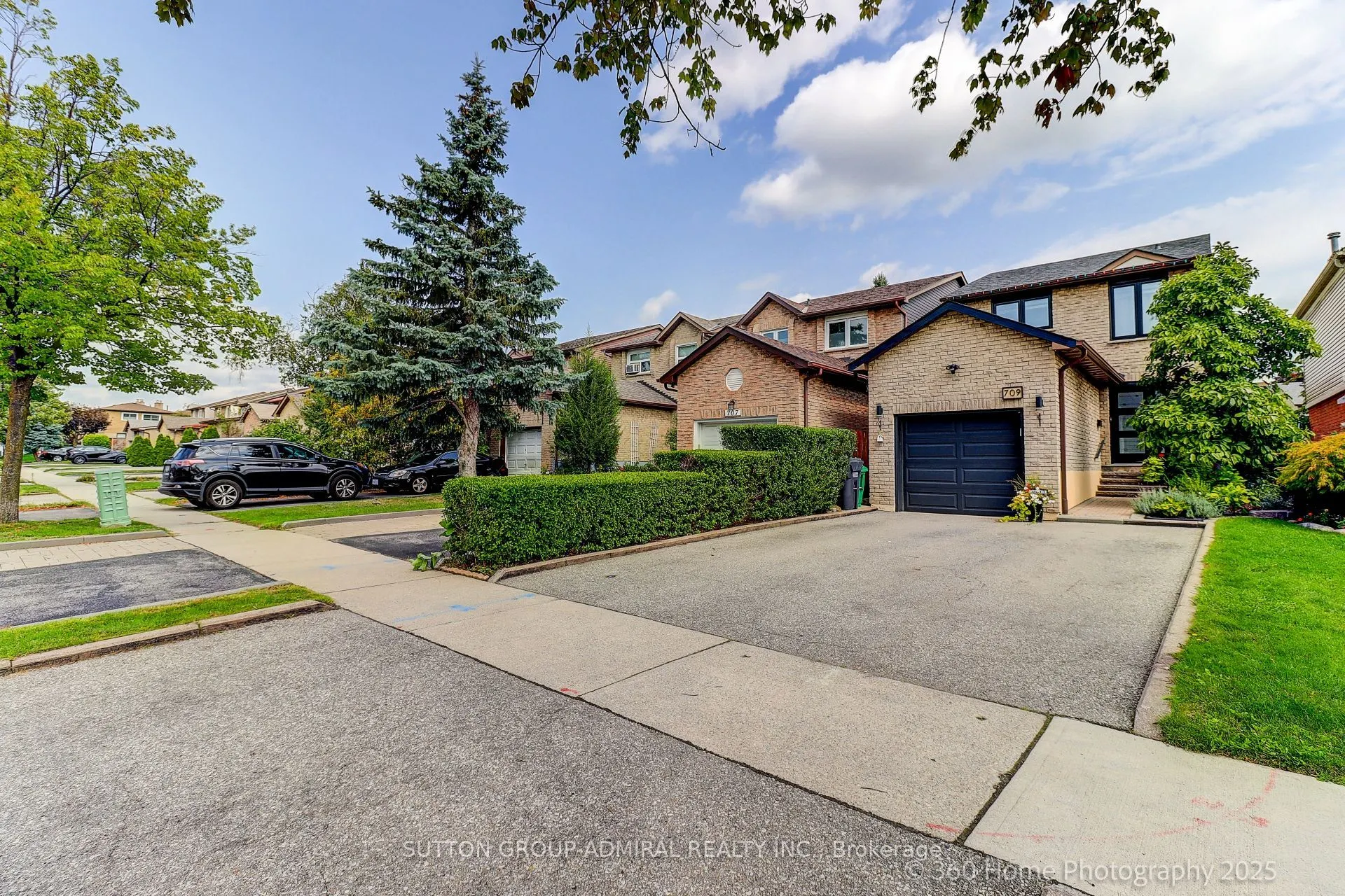 709 Greycedar Crescent