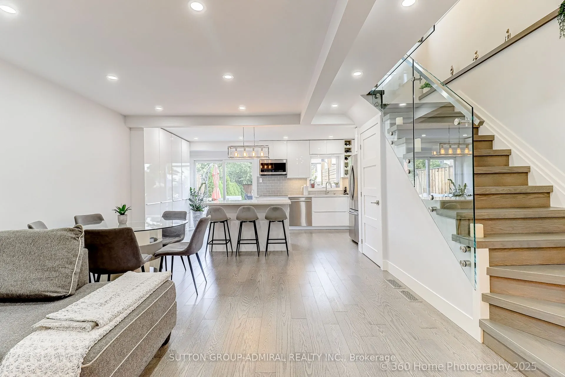 709 Greycedar Crescent