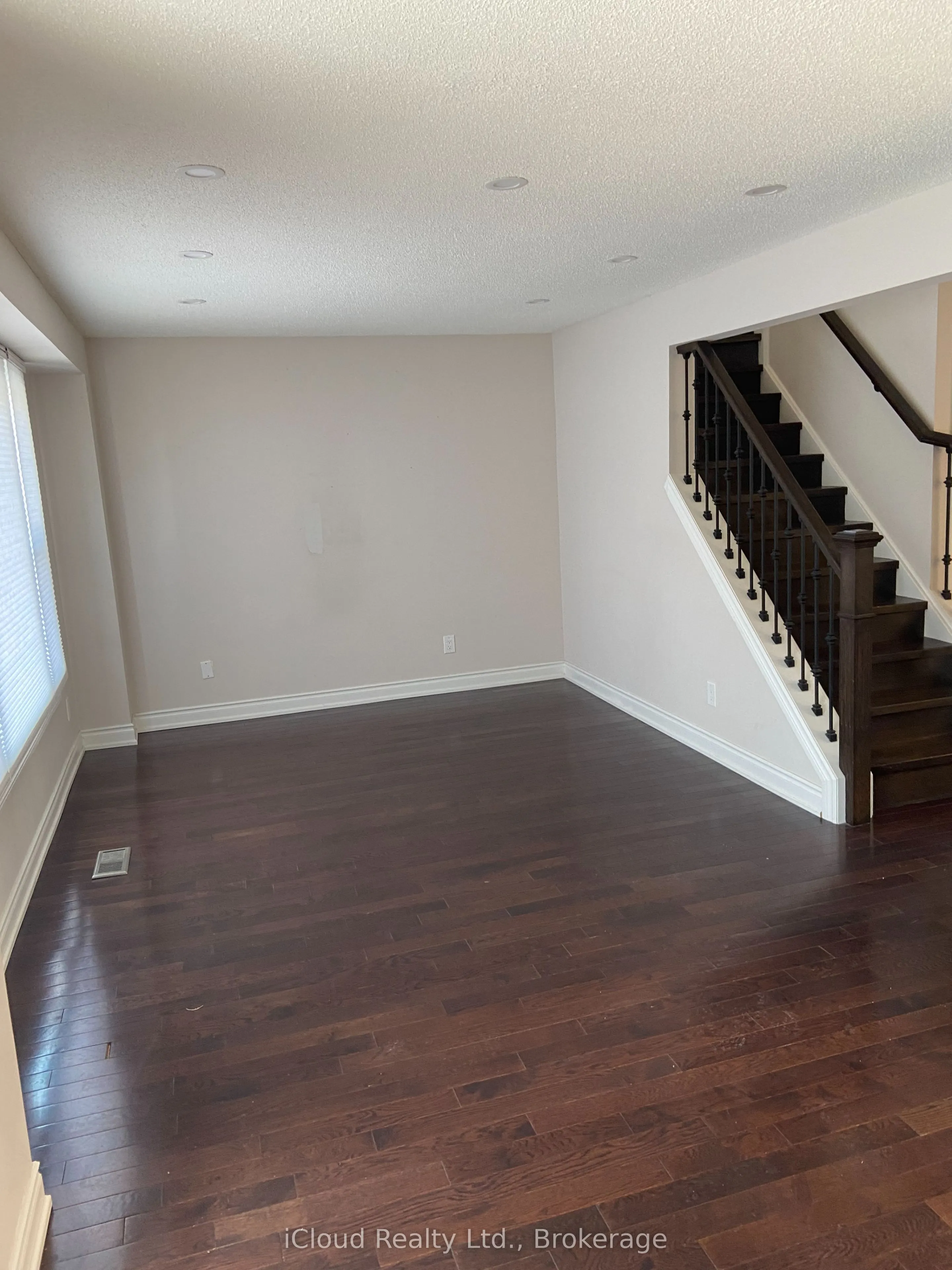 3221 Victoria Street, #Upper