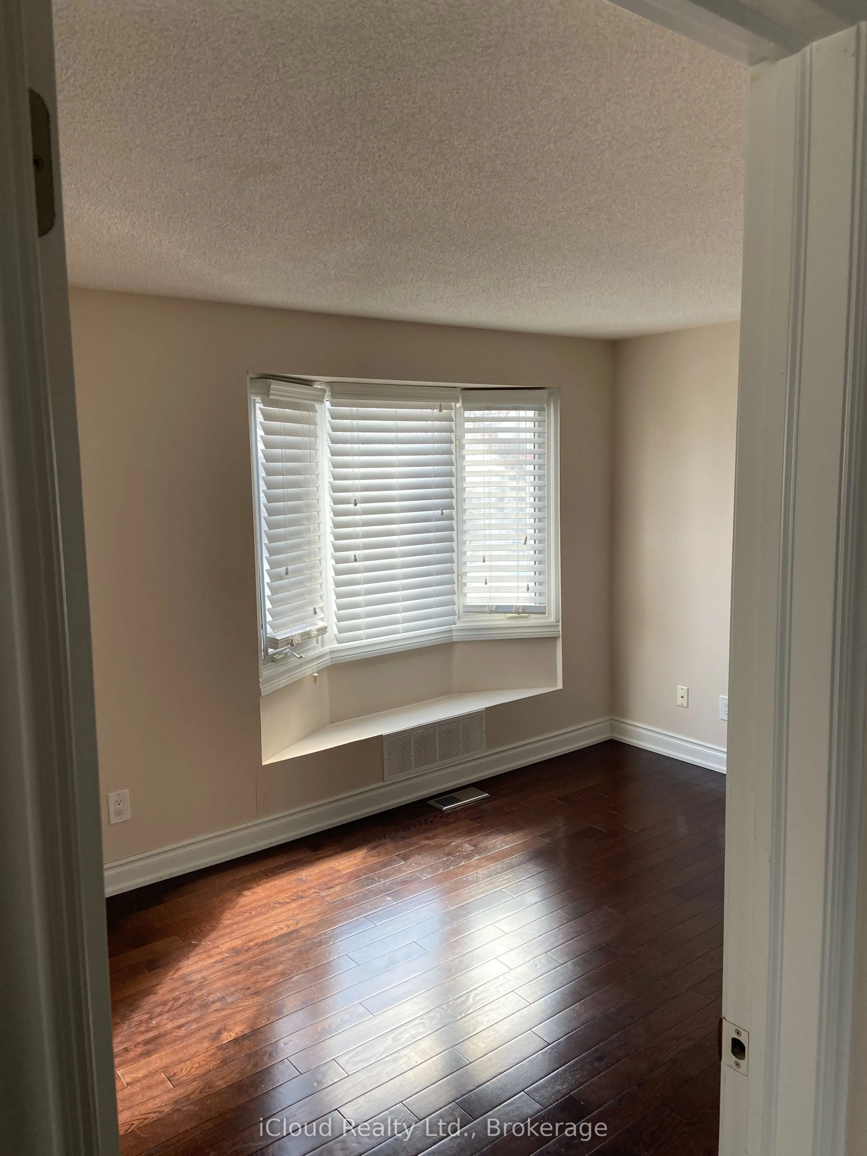 3221 Victoria Street, #Upper