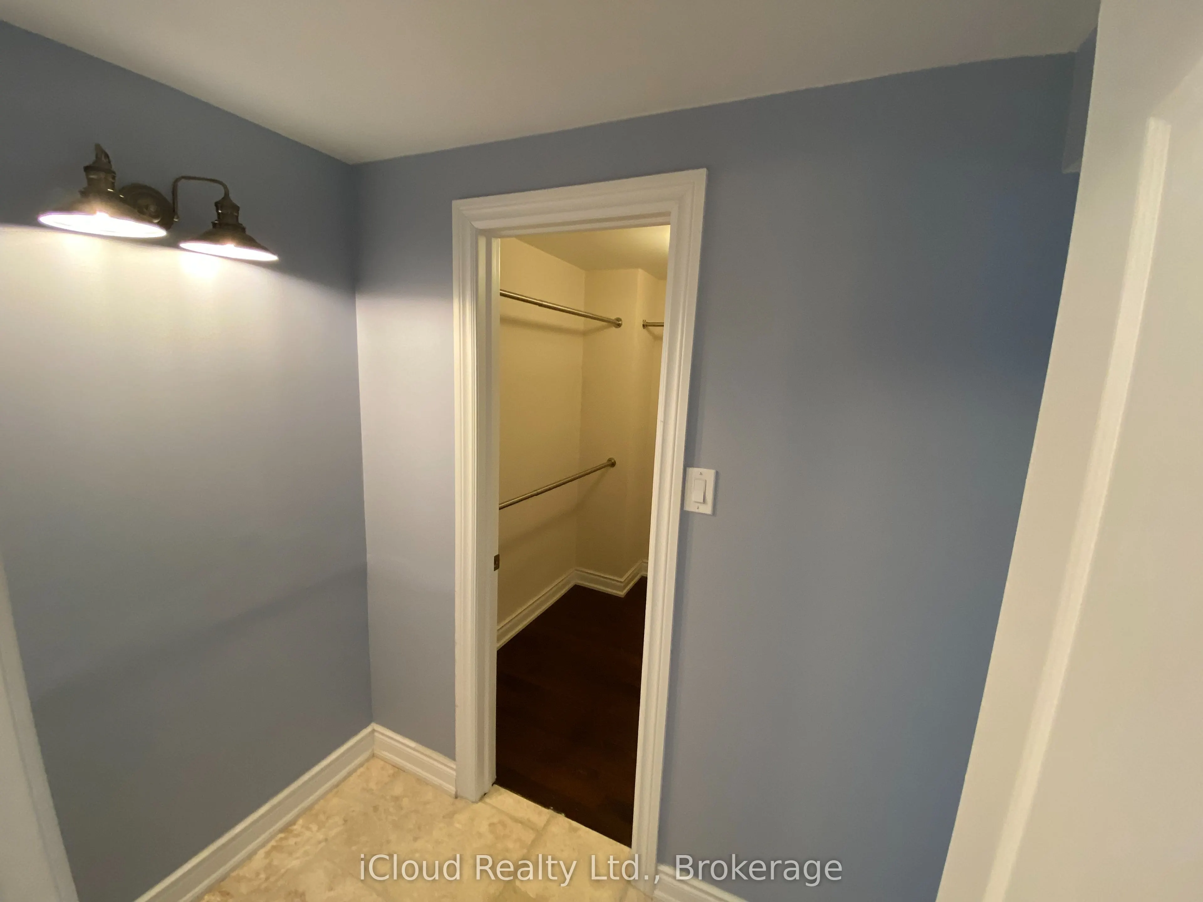 3221 Victoria Street, #Upper