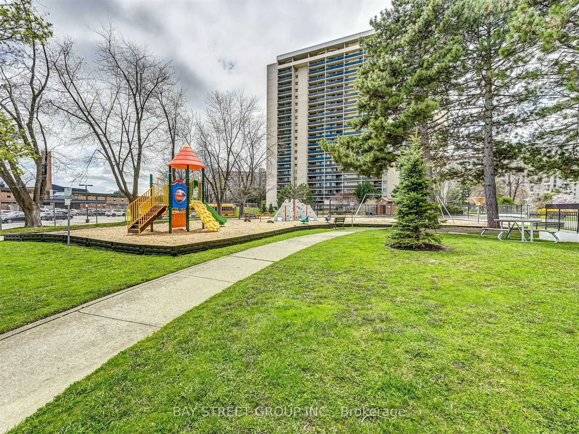 812 Burnhamthorpe Road, #2009