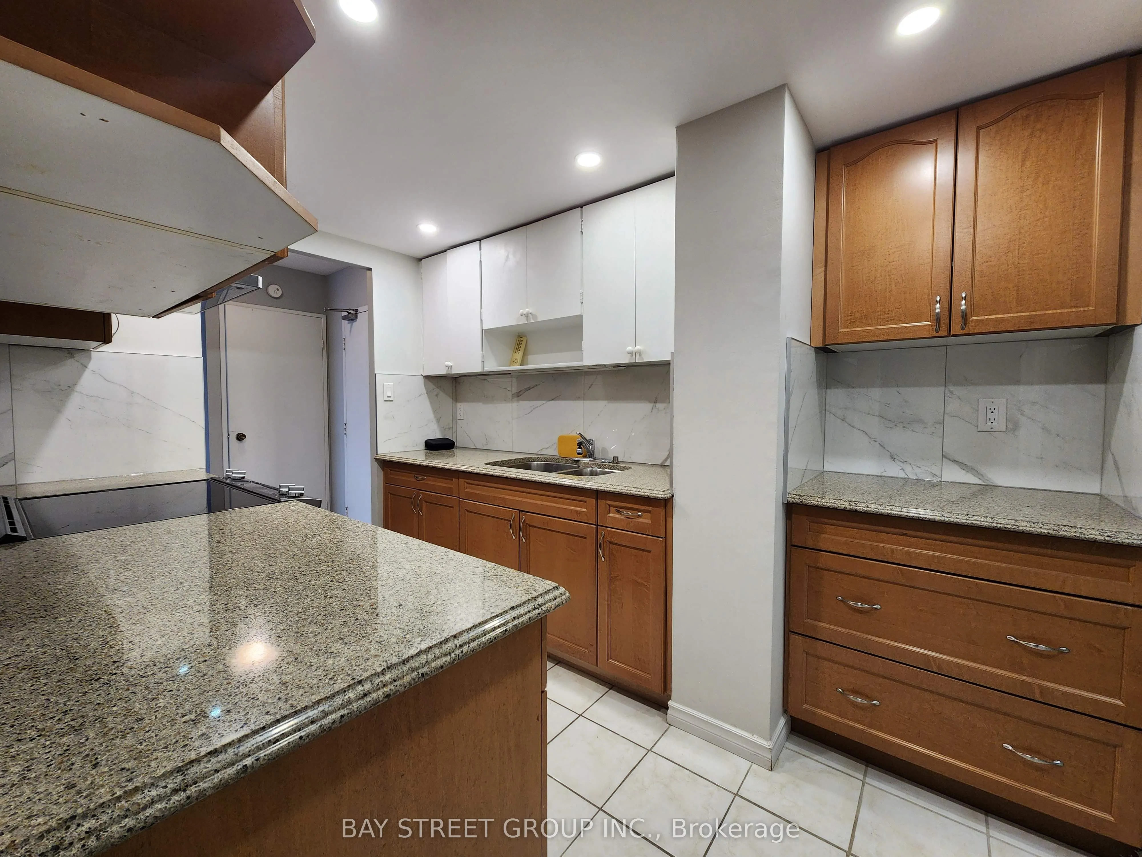 812 Burnhamthorpe Road, #2009